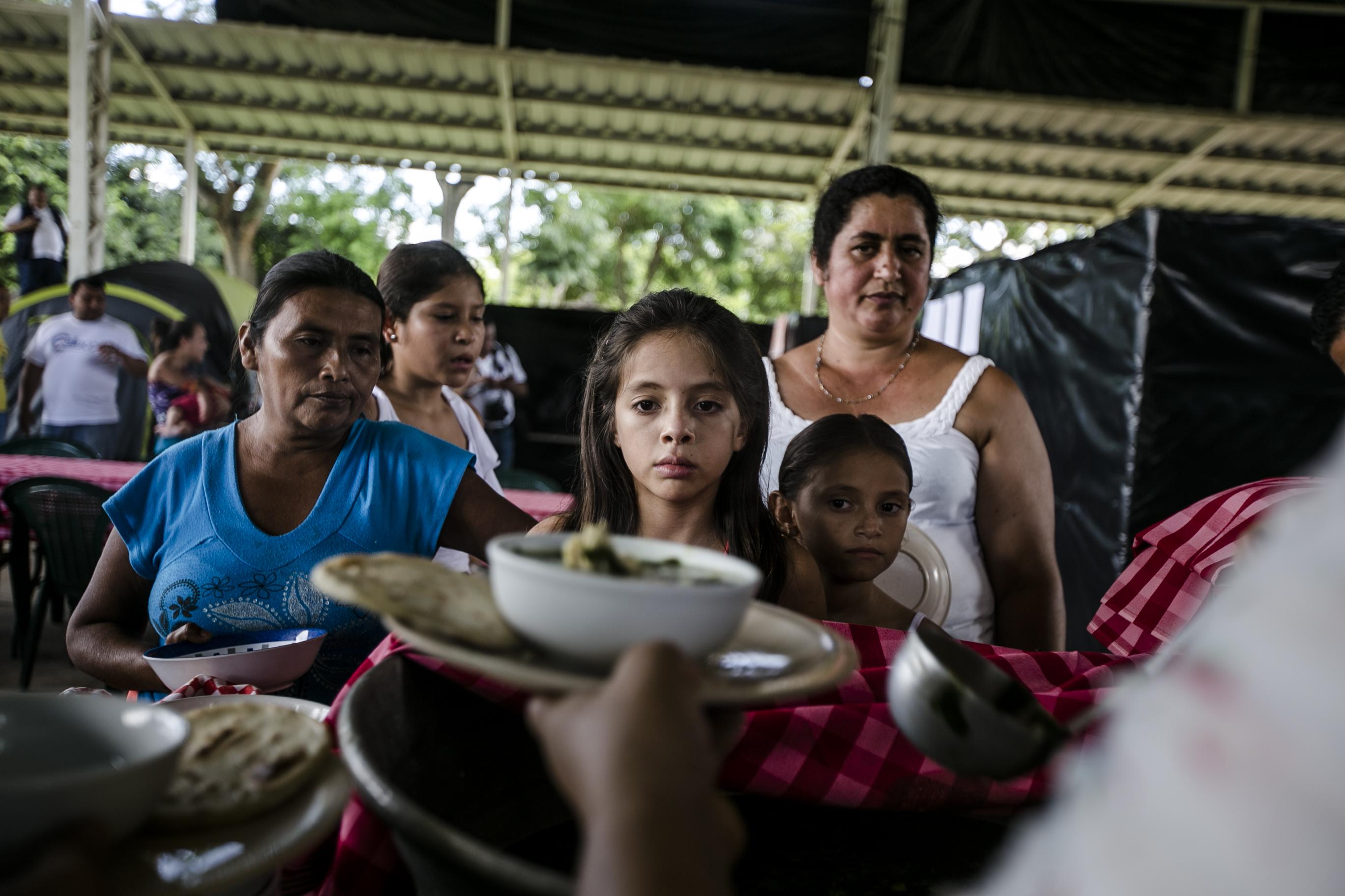 El 15 de septiembre de 2016, alrededor de 25 familias originarias del caserío El Castaño, en el municipio de Caluco, huyeron de la zona y se convirtieron en los primeros refugiados en un albergue para desplazados por la violencia de las pandillas. Fred Ramos