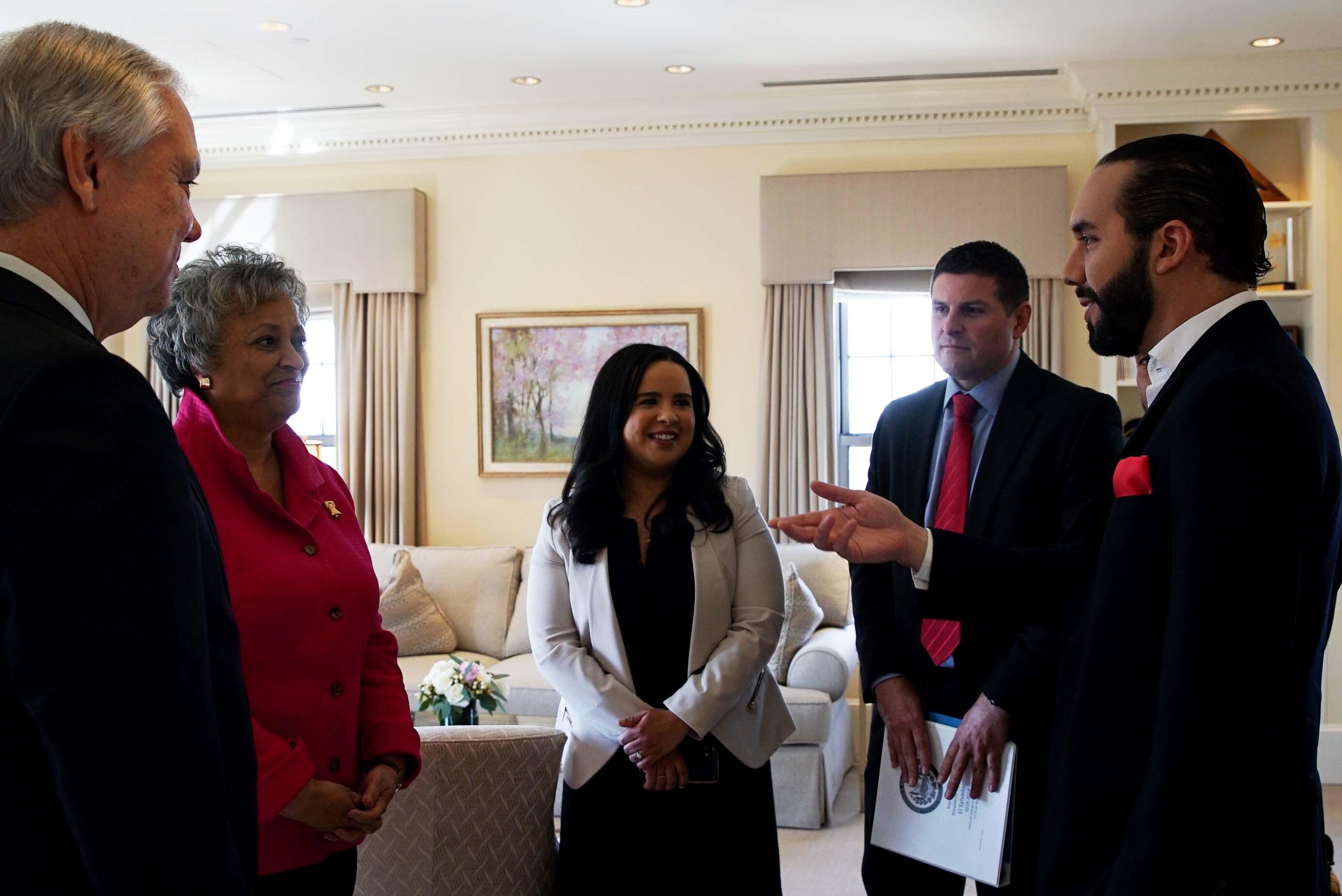 Bukele eligió a Merlo como acompañante a una reunión con Ana Rosa Quintana, analista senior de políticas para Latinoamérica, de Heritage. Foto, cuenta de Twitter de Ana Rosa Quintana.