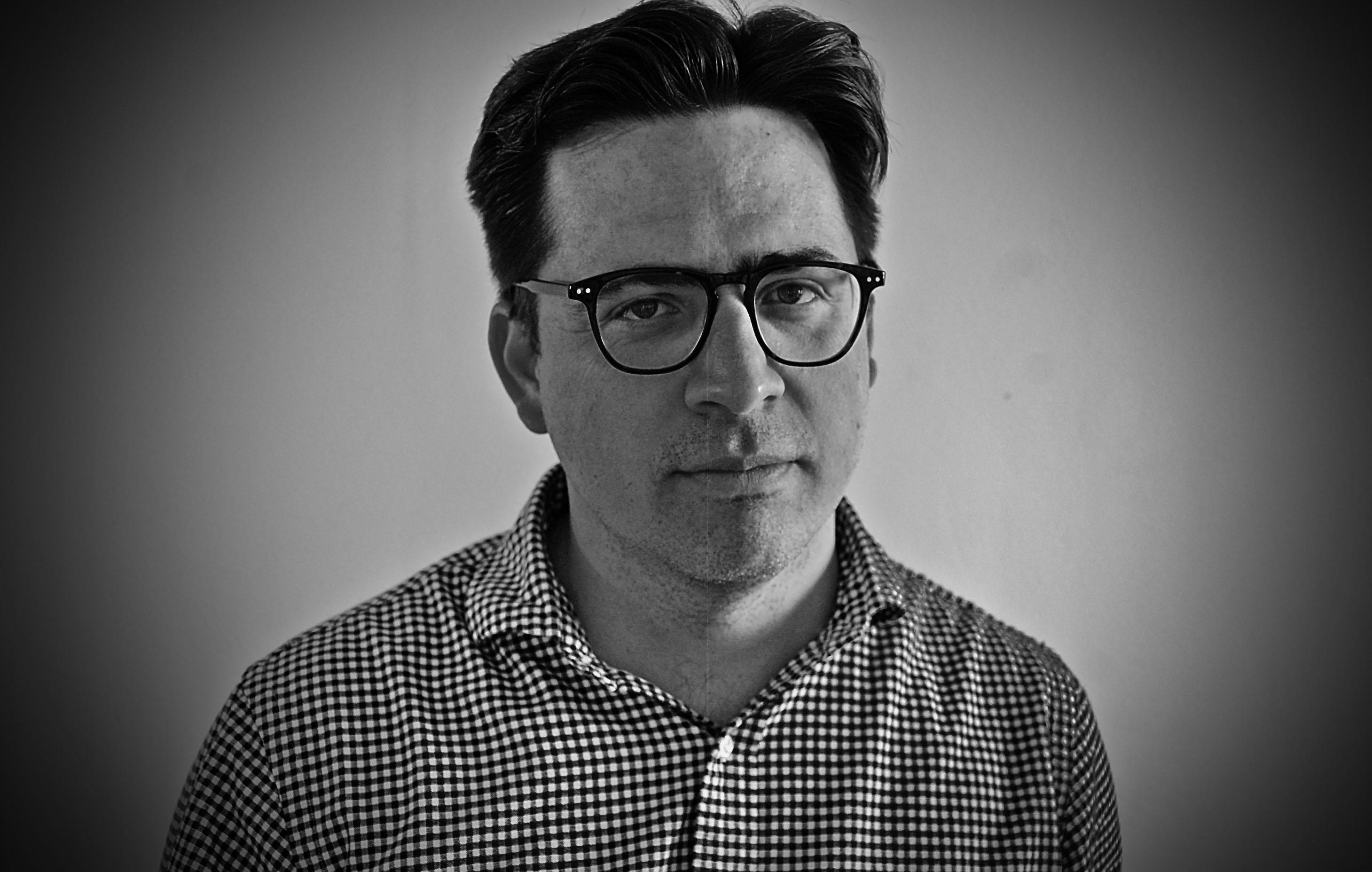 Alberto Valiente Thoresen es un académico nacido en El Salvador. Tiene una maestría en paz y transformación de conflictos de la Universidad de Tromsø, en Noruega, la cual obtuvo después de sus estudios en Economía en la Universidad Centroamericana 