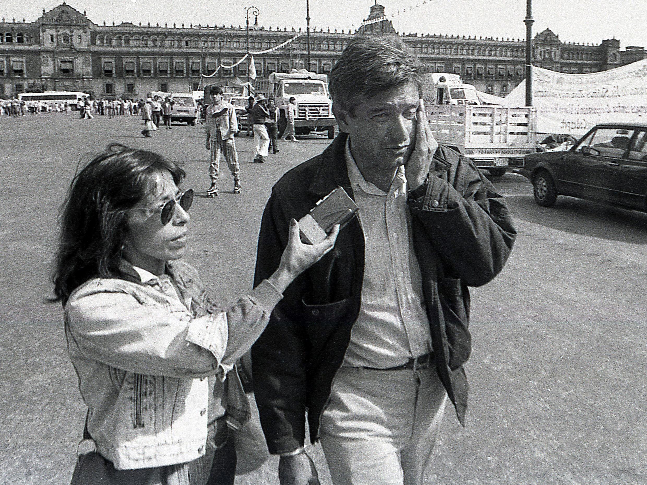 Regina Martínez interviews the current Mexican president, Andrés Manuel Lopez Obrador during his march for democracy in 1992, Mexico City. (Credit: Alberto Morales / agencia multigráfica)