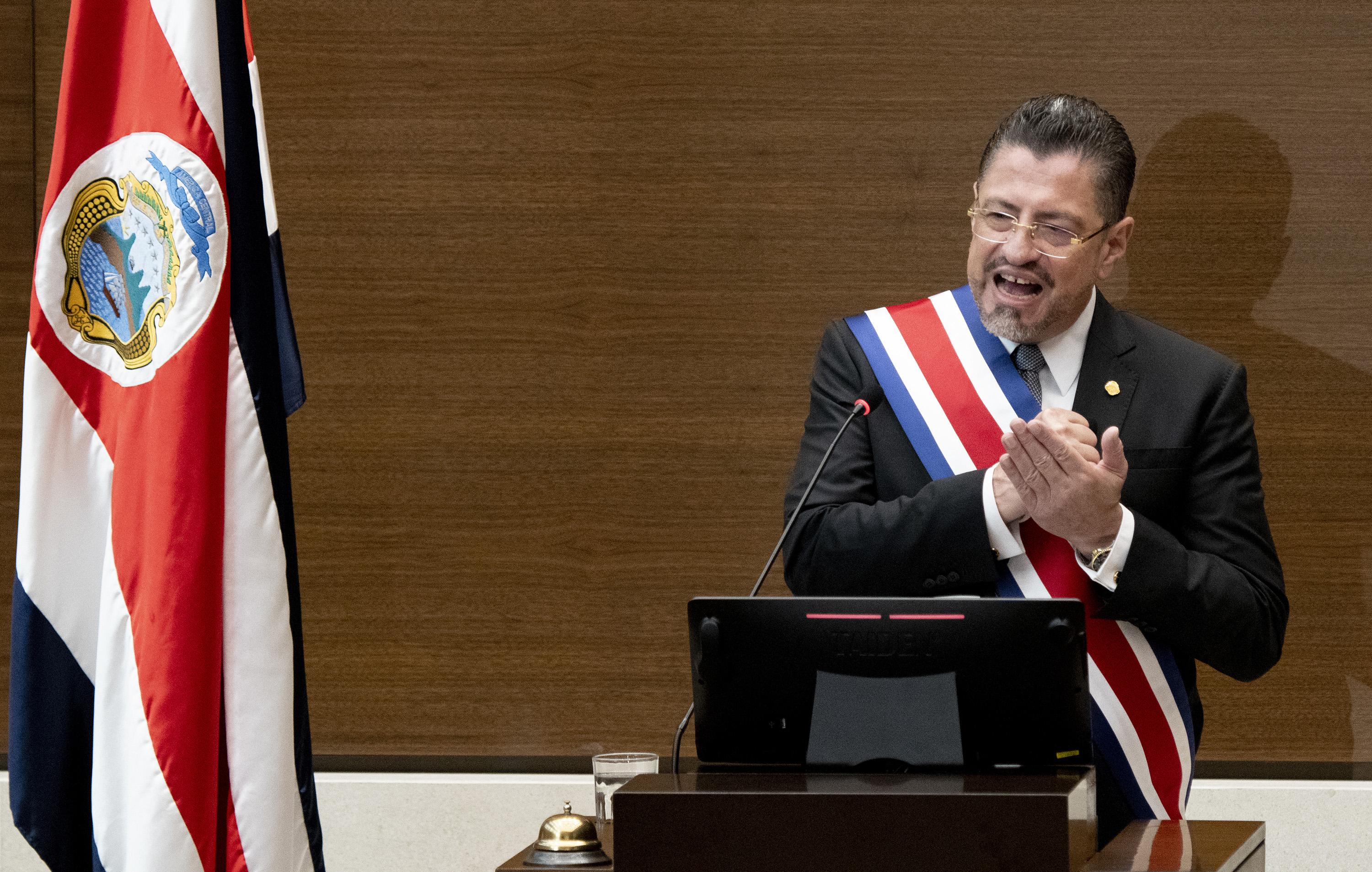 El nuevo presidente de Costa Rica, Rodrigo Chaves, pronuncia un discurso durante su ceremonia de toma de posesión en San José, el 8 de mayo de 2022. - El economista y exministro de finanzas Rodrigo Chaves asumió el domingo como presidente de Costa Rica por un mandato de cuatro años centrado en revitalizar una de Las economías más estables de América Latina. Foto de El Faro: AFP/Ezequiel Becerra