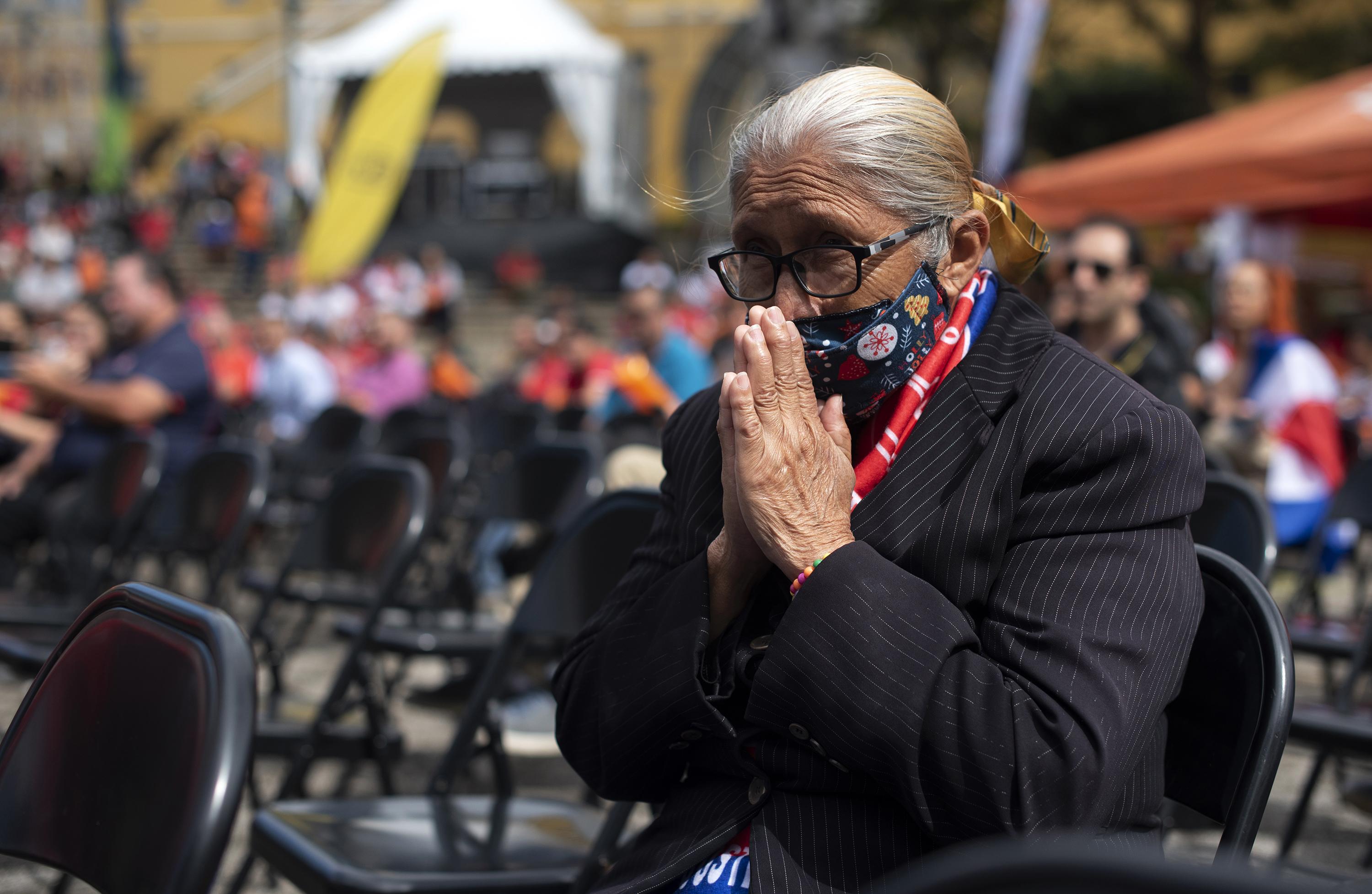 Una mujer rezaba en uno de los momentos de angustia del partido Costa Rica-Alemania, que vio en la pantalla gigante dispuesta por el Gobierno en la céntrica Plaza de la Democracia y la Abolición del Ejército. Foto de José Díaz (El Faro).