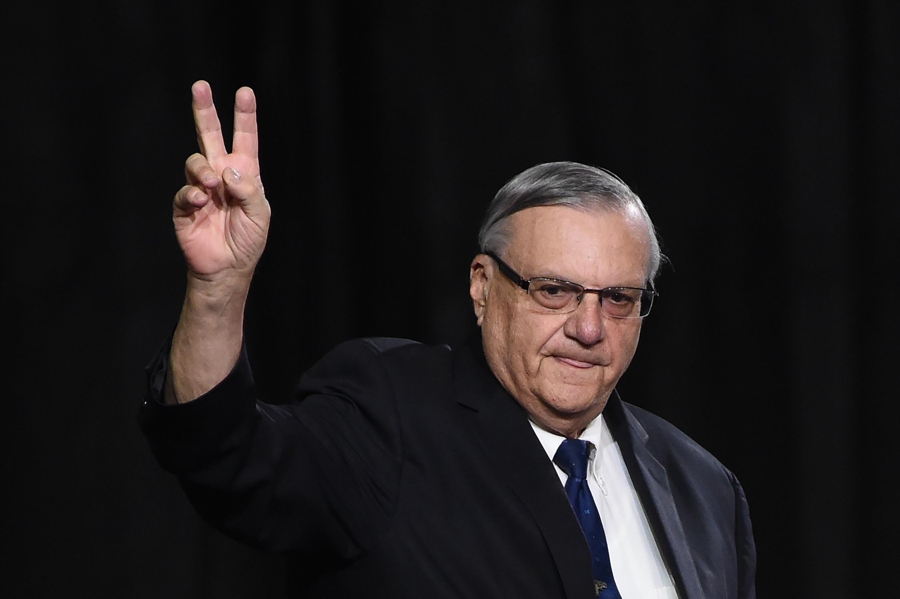 El exalguacil Joe Arpaio en un evento republicano de apoyo a la candidatura de Donal Trump en octubre 2016. AFP PHOTO / Robyn Beck