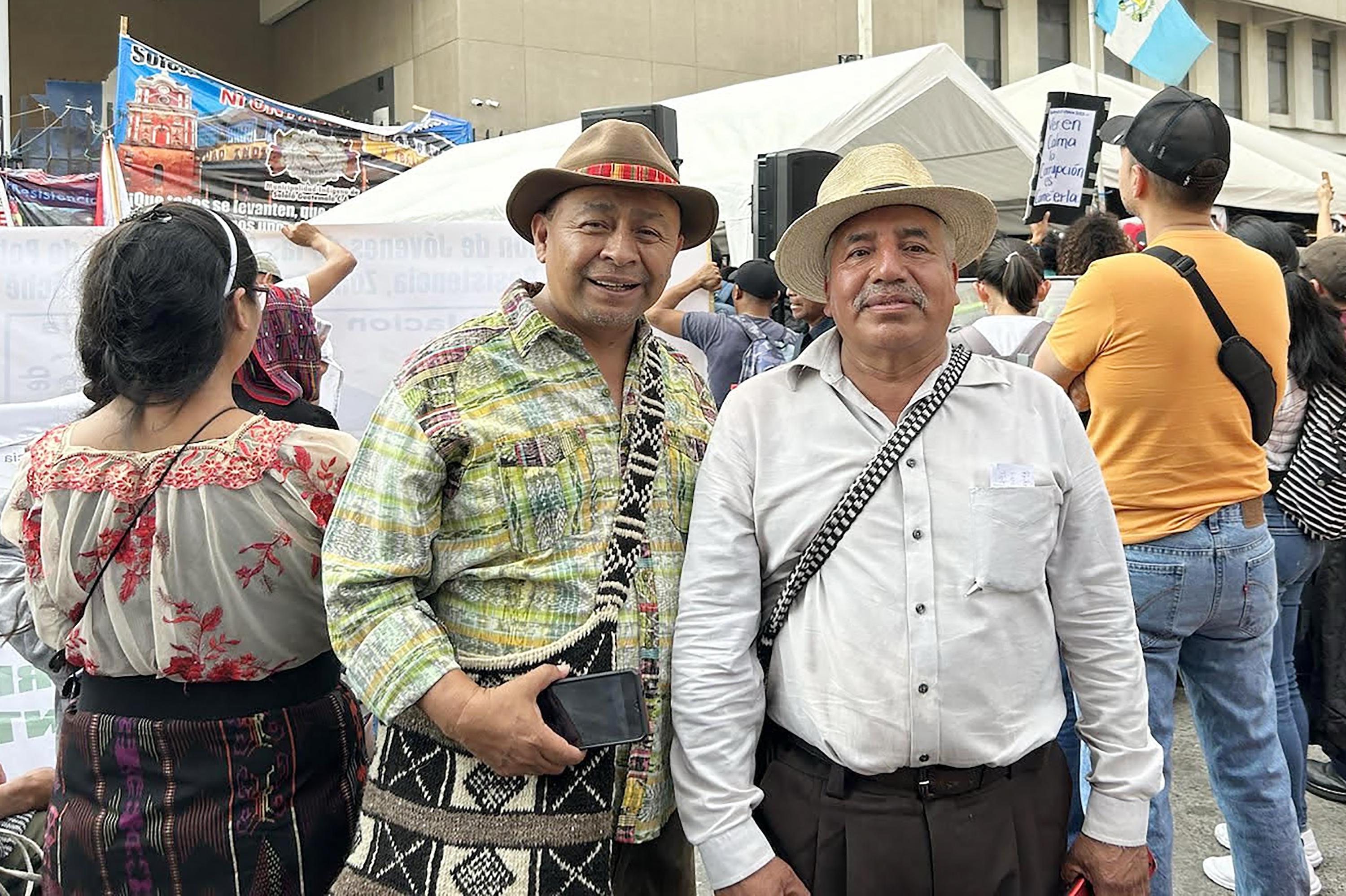 Domingo Xitumul (izquierda) y Andrés Pablo se sumaron a una manifestación de cientos de personas frente a la sede del Ministerio Público este sábado 13 de enero para conmemorar más de cien días de resistencia indígena en defensa de los resultados electorales y una transición pacífica. Foto de El Faro: Roman Gressier