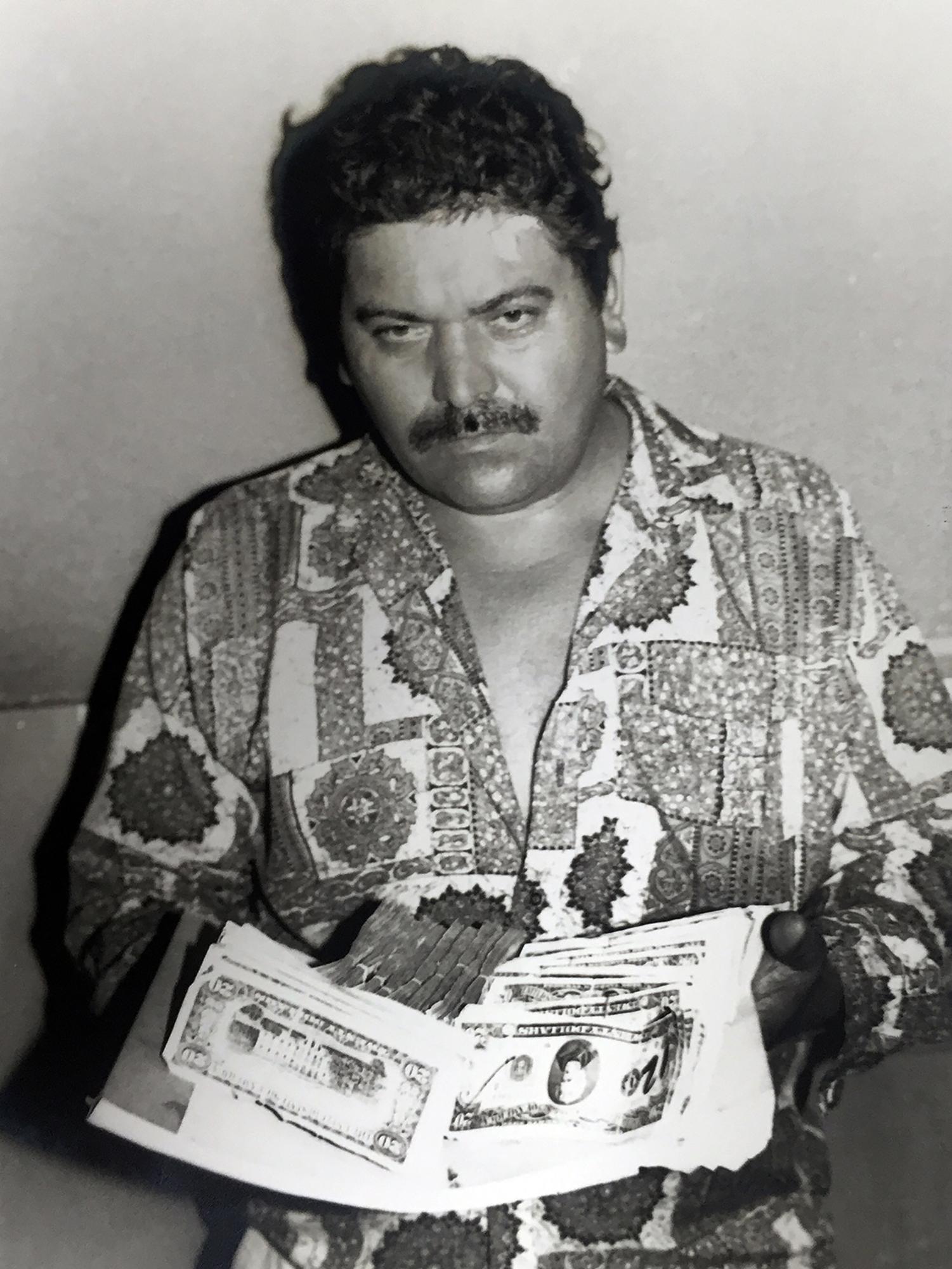 Asmel Arturo Bercián Rivera fue capturado en agosto de 1991 cuando ingresaba a El Salvador procedente de Guatemala. Aparte de dinero en efectivo, la Policía Nacional le decomisó cocaína en una vivienda en Sonsonate. Esta es la foto que registró en aquellos días la ya desaparecida Policía Nacional y que consta en el expediente de Bercián archivado en 1992. Foto: El Faro.