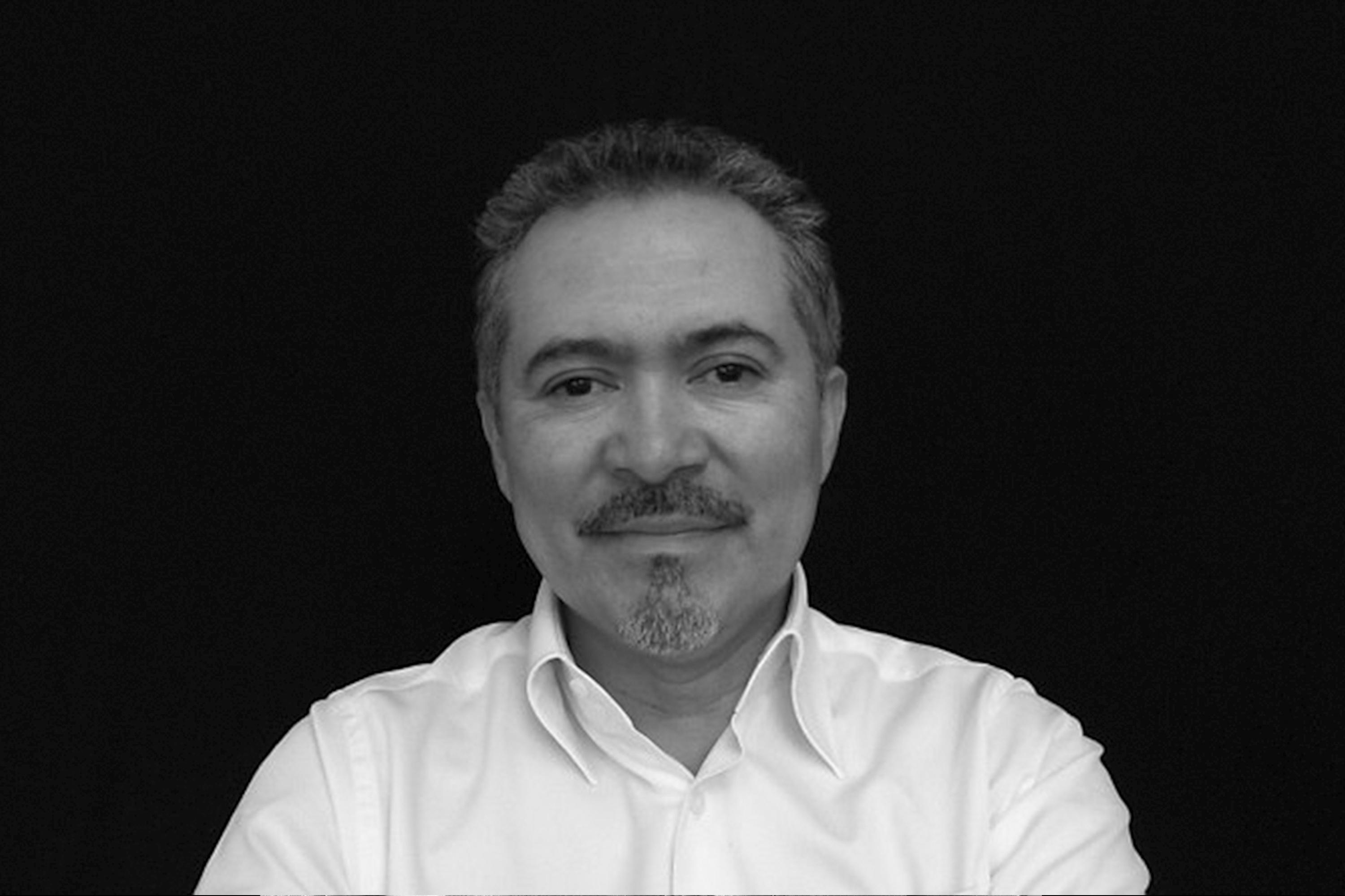 Salvadoreño residente en los Estados Unidos de América, analista sobre temas diversos de política pública y director ejecutivo de Alianza Americas @AlianzaAmericas @oachacon61