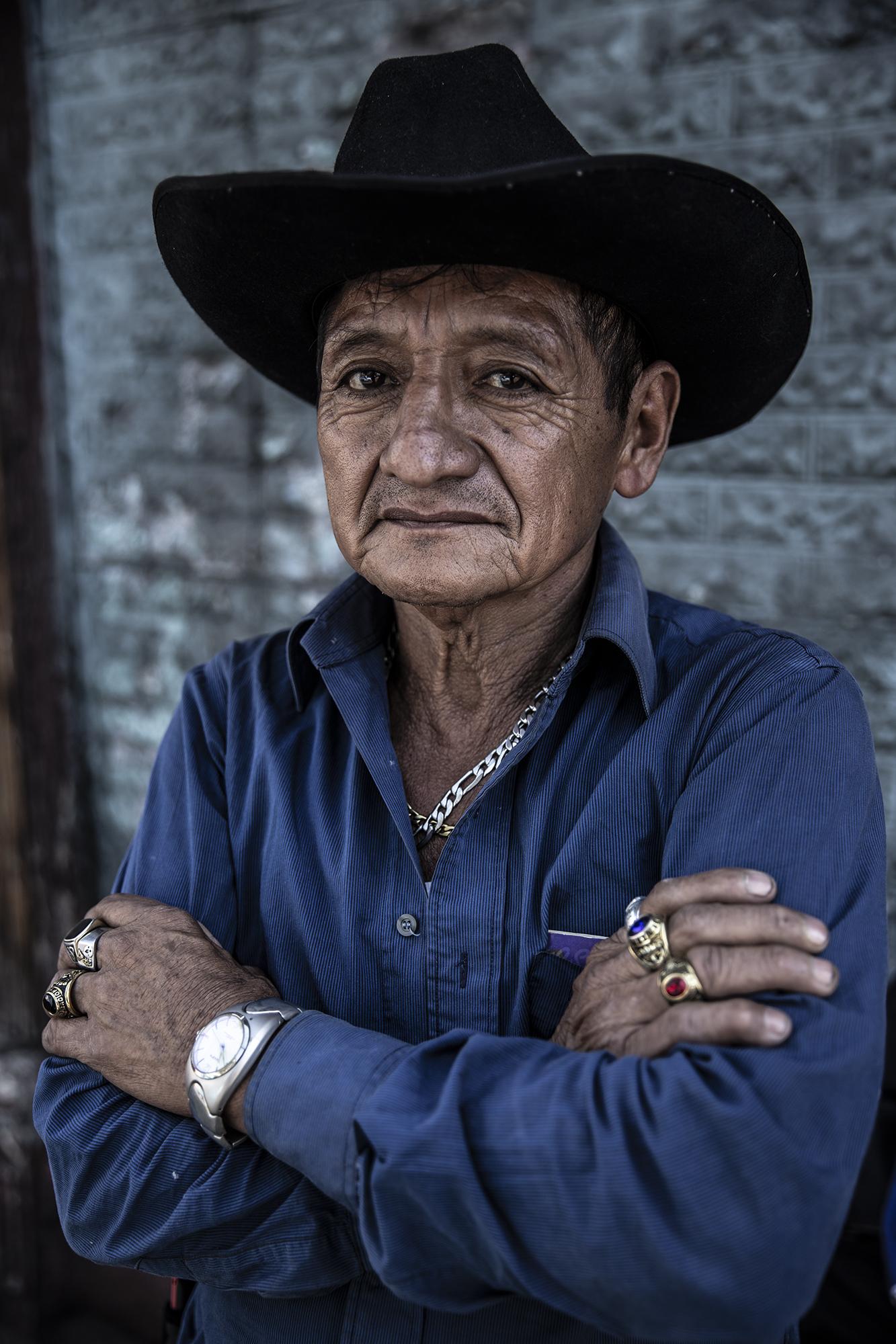 Tomás Martínez, de 62 años de edad, vive en San Salvador y vende en la 8° Avenida Sur. Estudió hasta sexto grado y dice que, además, por su edad se le dificulta conseguir un empleo en el sector formal. La mayor parte de su vida la dedicó a ser taxista y desde hace tres años va de colonia en colonia recolectando de la basura para vender.