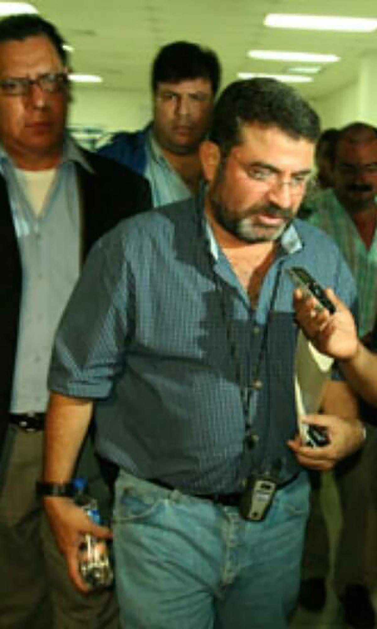 Esta foto fue tomada momentos previos al inicio de una conferencia de prensa de abril de 2009. Detrás de Adolfo Torrez, acompaña Ricardo Cucalón, apoyo político del ex dirigente departamental de Arena. Foto cortesía de René Rendón Silva, amigo y apoyo político de Tórrez que también aparece en la foto.