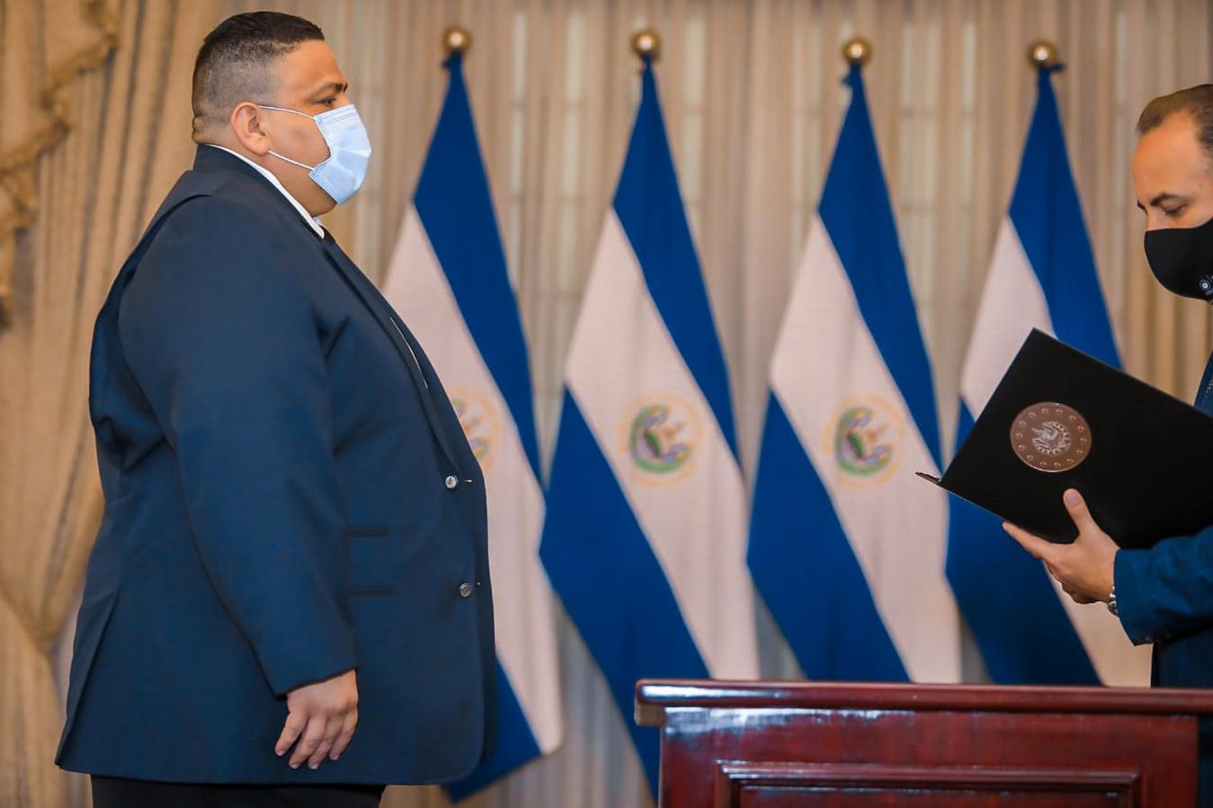 Carlos Aparicio durante su juramentación como subdirector de Centros Penales. Foto de El Faro: Secretaría de la Presidencia. 