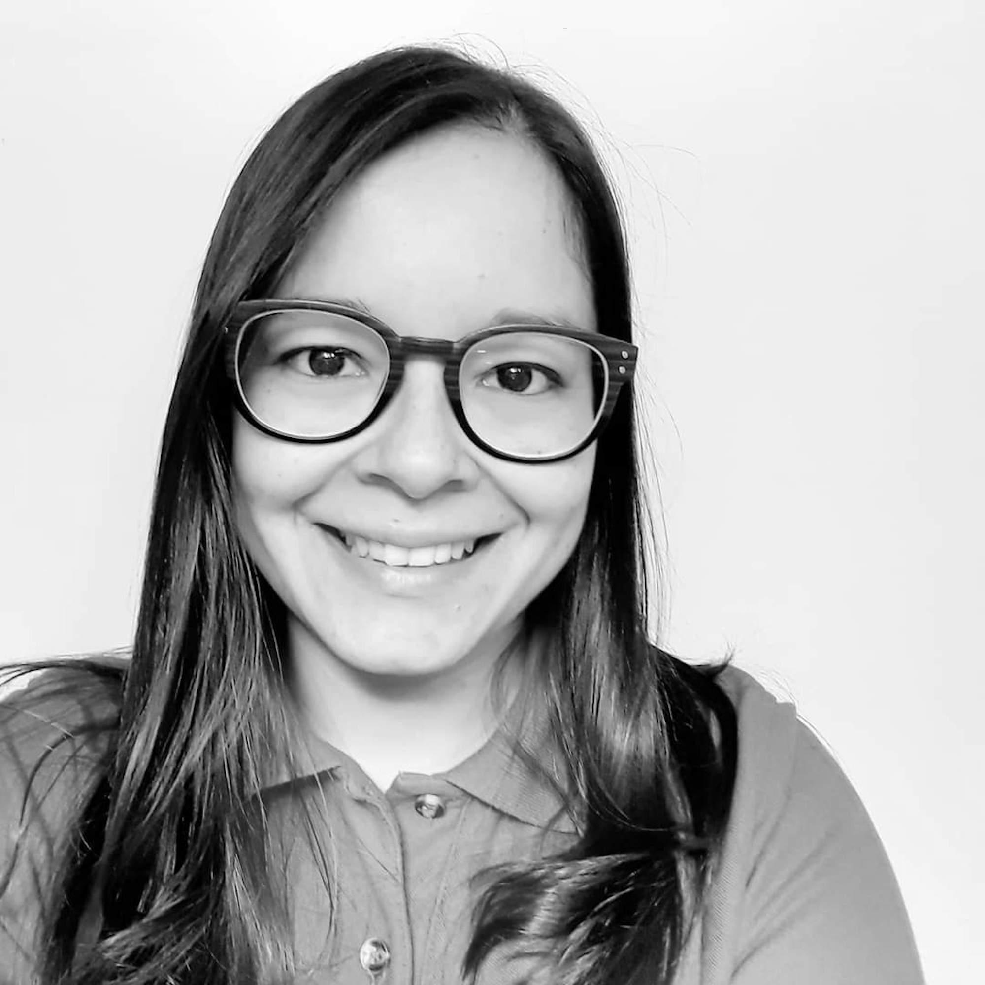 Iliana Álvarez Escobar es economista y feminista salvadoreña. Licenciada en Economía por la Uca (El Salvador) y maestra en Economía por la UNAM (México). Se desempeña como catedrática universitaria e investigadora en temáticas del desarrollo económico y social en la UCA. Facilitadora de la Coordinadora Social por la Economía del Cuidado en El Salvador (COSEC).