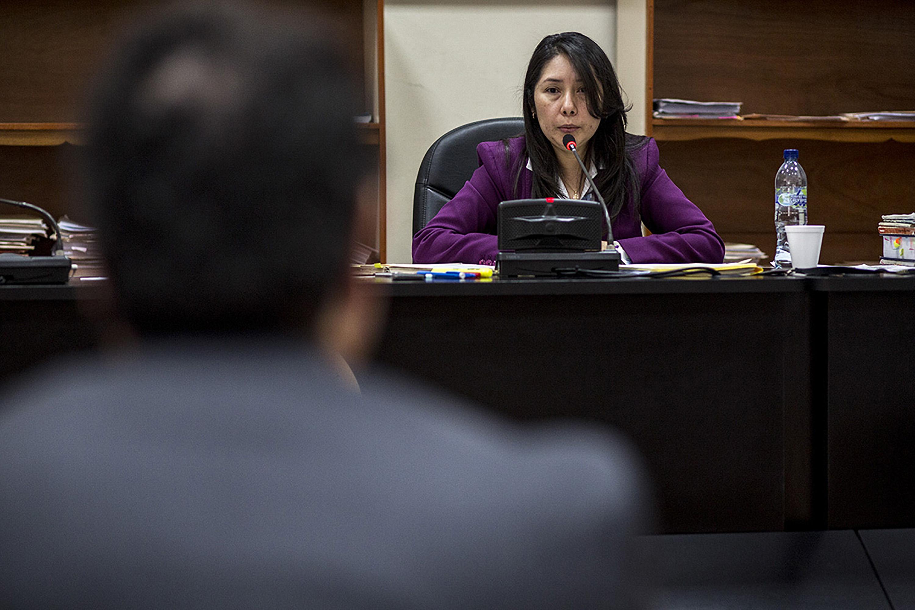 La jueza Erika Aifán durante una audiencia del caso Financiamiento Ilícito el 25 de abril de 2018, cuando prestó primera declaración el empresario Andrés Botrán. Foto de El Faro: Simone Dalmasso/ Plaza Pública.