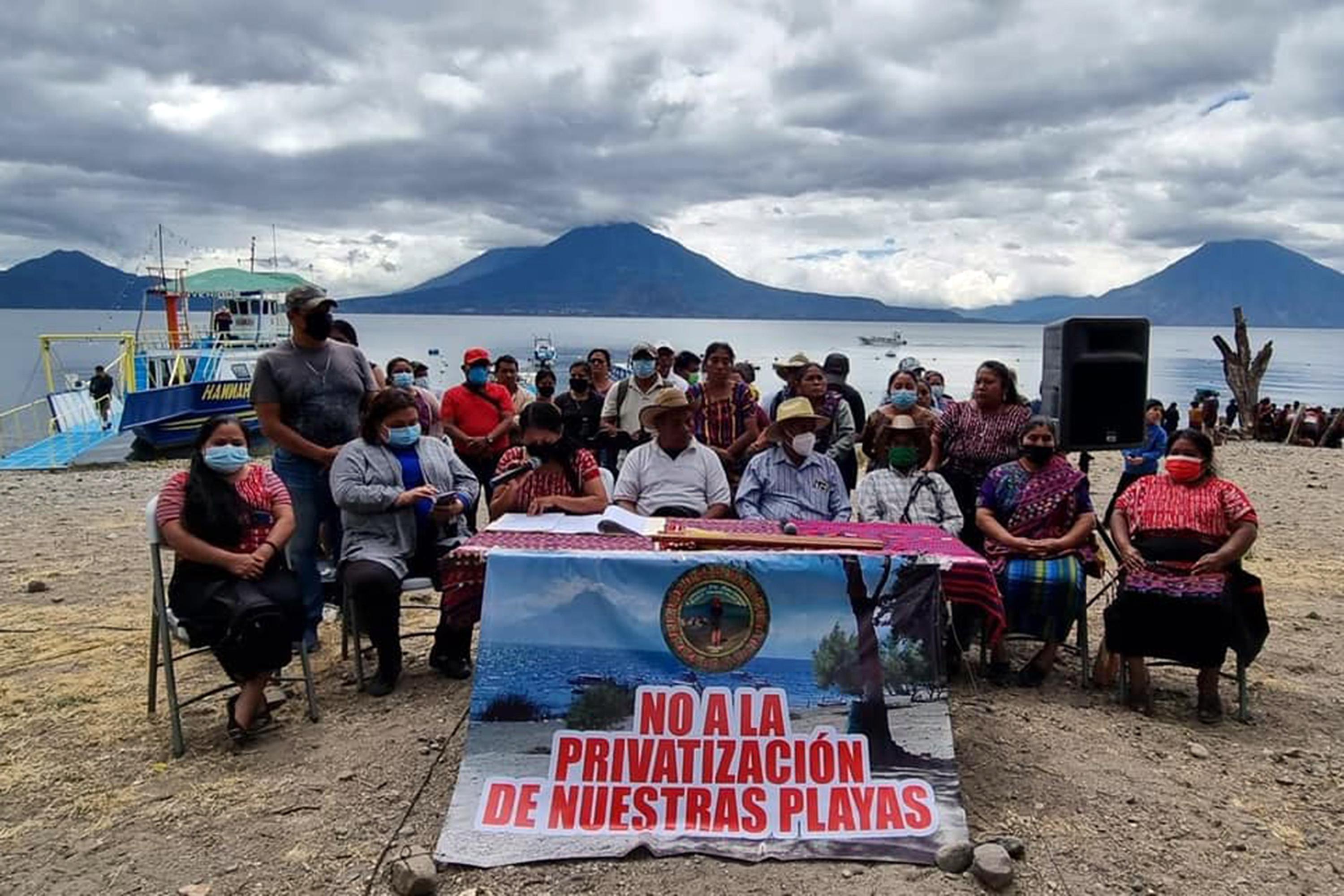 El Consejo de Ancianos Riajaw Tinamit Panajachel firmó una carta abierta en enero al alcalde César Piedrasanta exigiendo el cese de obras de construcción en sus tierras ancestrales, sobre todo a la orilla del lago. También la firmaron el Comité Playa Los Salpores Jucanyá y la Comisión Comunitaria de la Mujer. Foto de El Faro: Página de Facebook 