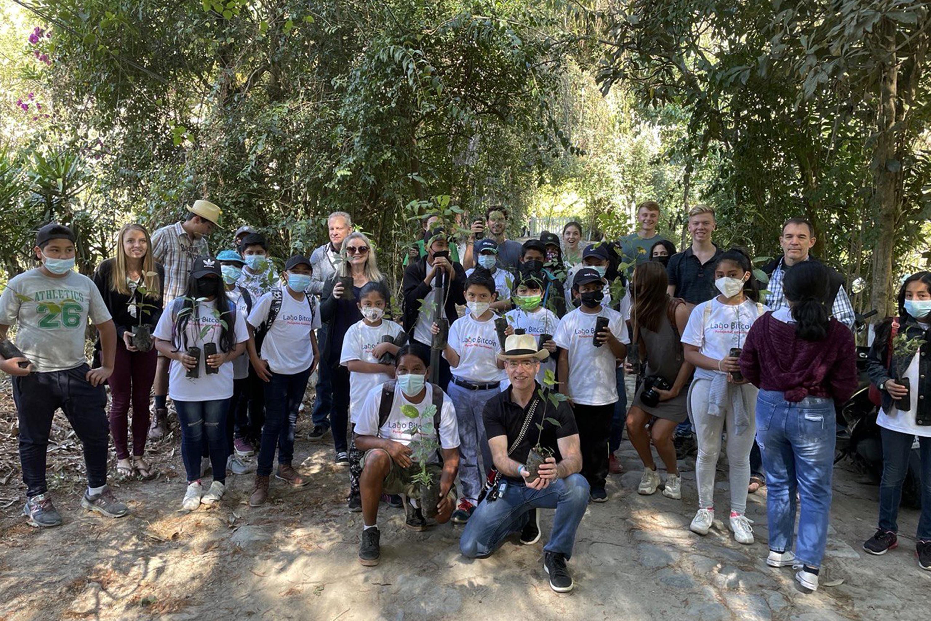 El fundador de Bitcoin Lake Patrick Melder (abajo, camiseta negra) con los jóvenes del Centro Educativo Josué y Adventures in Missions, un grupo cristiano con sede en la Antigua Guatemala. Por ahora Melder no tiene planeado mudarse a Guatemala para dirigir Bitcoin Lake. Ha reclutado la ayuda de Seth Barnes (extrema derecha), CEO del grupo en Antigua, para apoyar el proyecto en su ausencia. Foto cortesía de Melder.