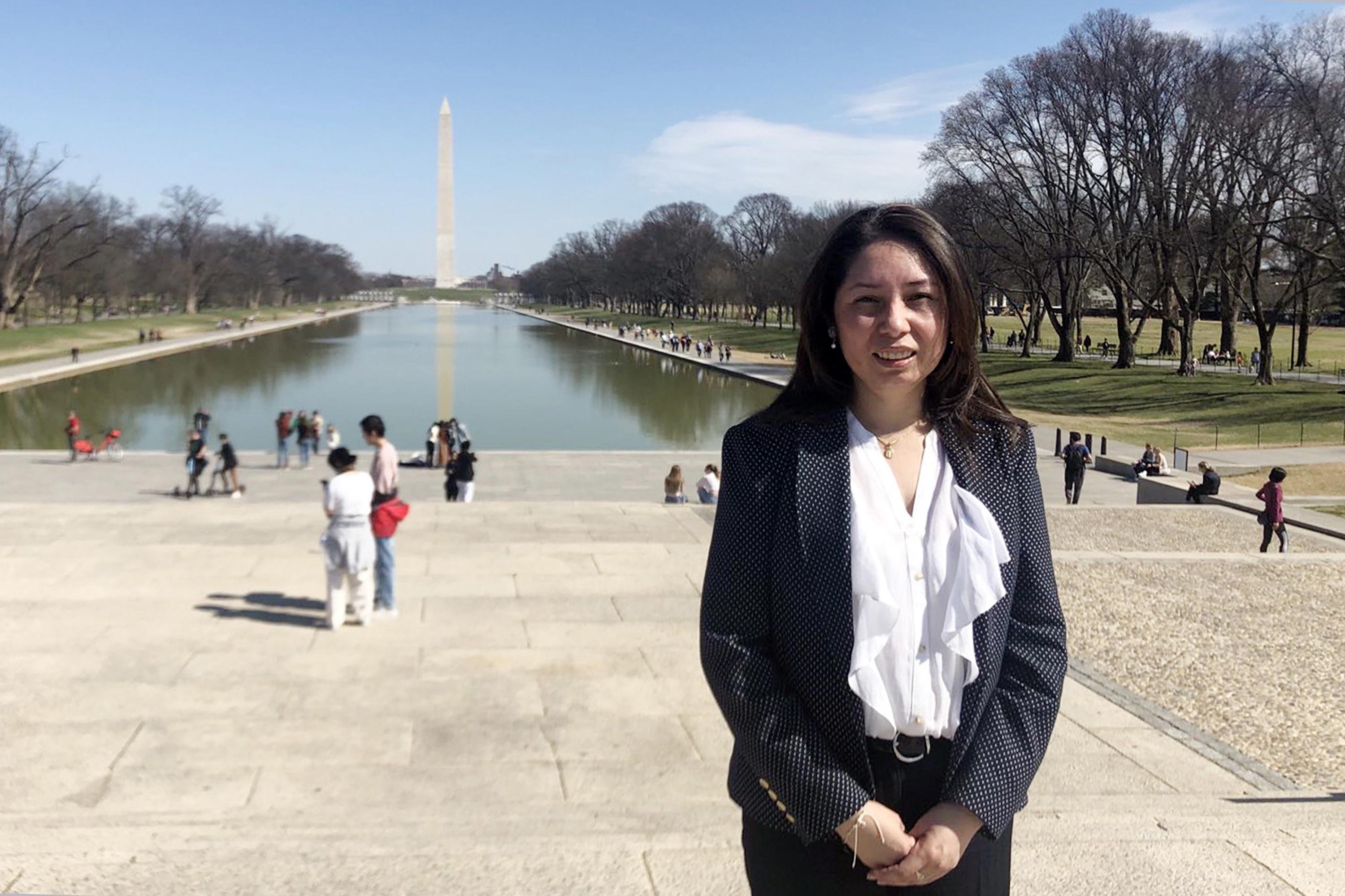 Erika Aifán, jueza de Mayor Riesgo de Guatemala, en las inmediaciones del Lincoln Memorial, en Washington D.C. Foto de El Faro: José Luis Sanz. 