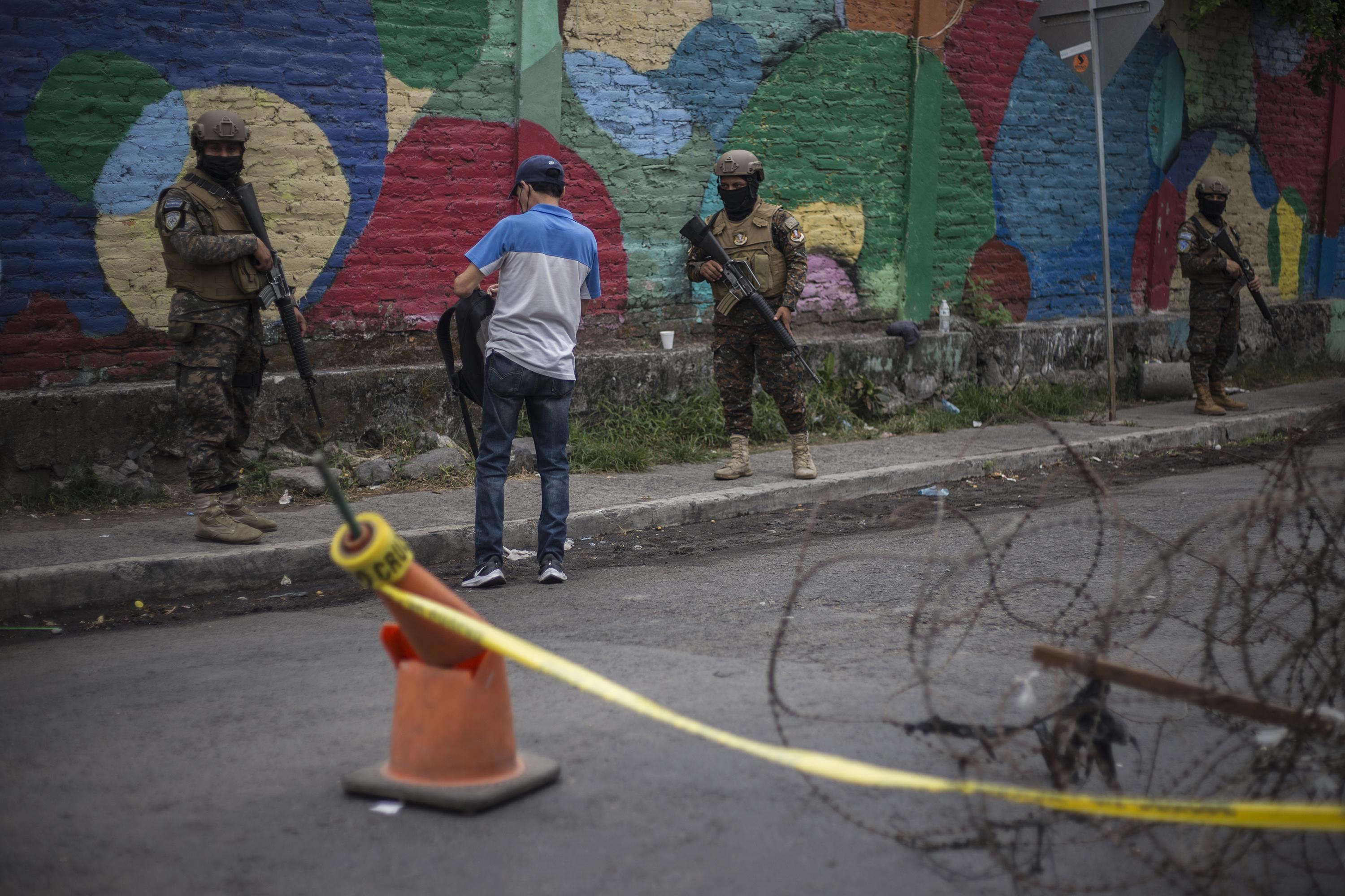 Los accesos a la comunidad Iberia en San Salvador están controlados por soldados y policías desde que el Gobierno declaró estado de excepción para perseguir a pandilleros, tras el fin de semana pasado en que El Salvador registró 62 homicidios en un mismo día. Foto de El Faro: Víctor Peña. 