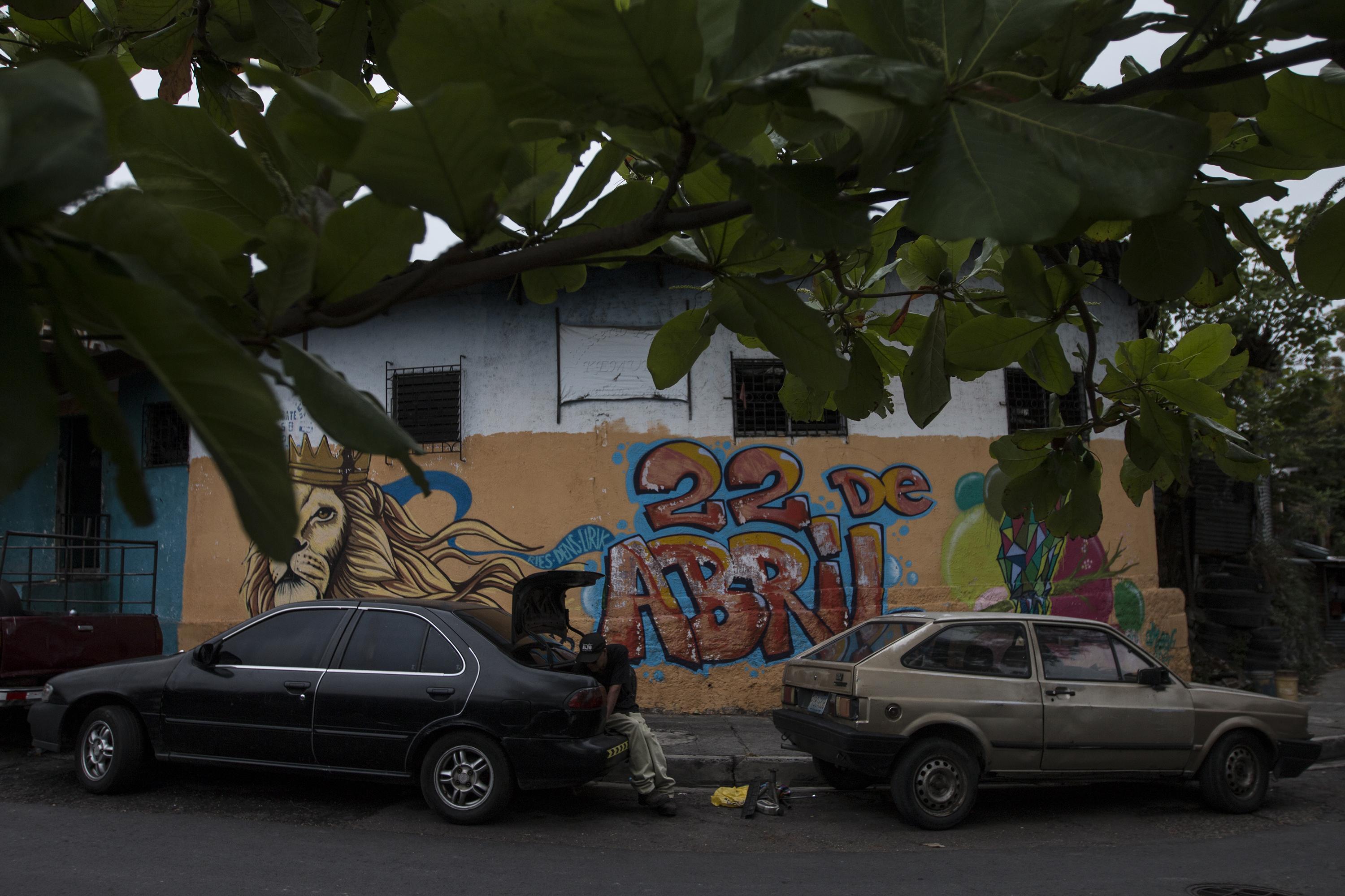 La calle principal de la 22 de Abril, en el municipio de Soyapango, es ahora una vía con poco tránsito. Un retén militar instalado a 50 metros de esta escena, controla la entrada y salida de sus habitantes. Foto de El Faro: Víctor Peña. 