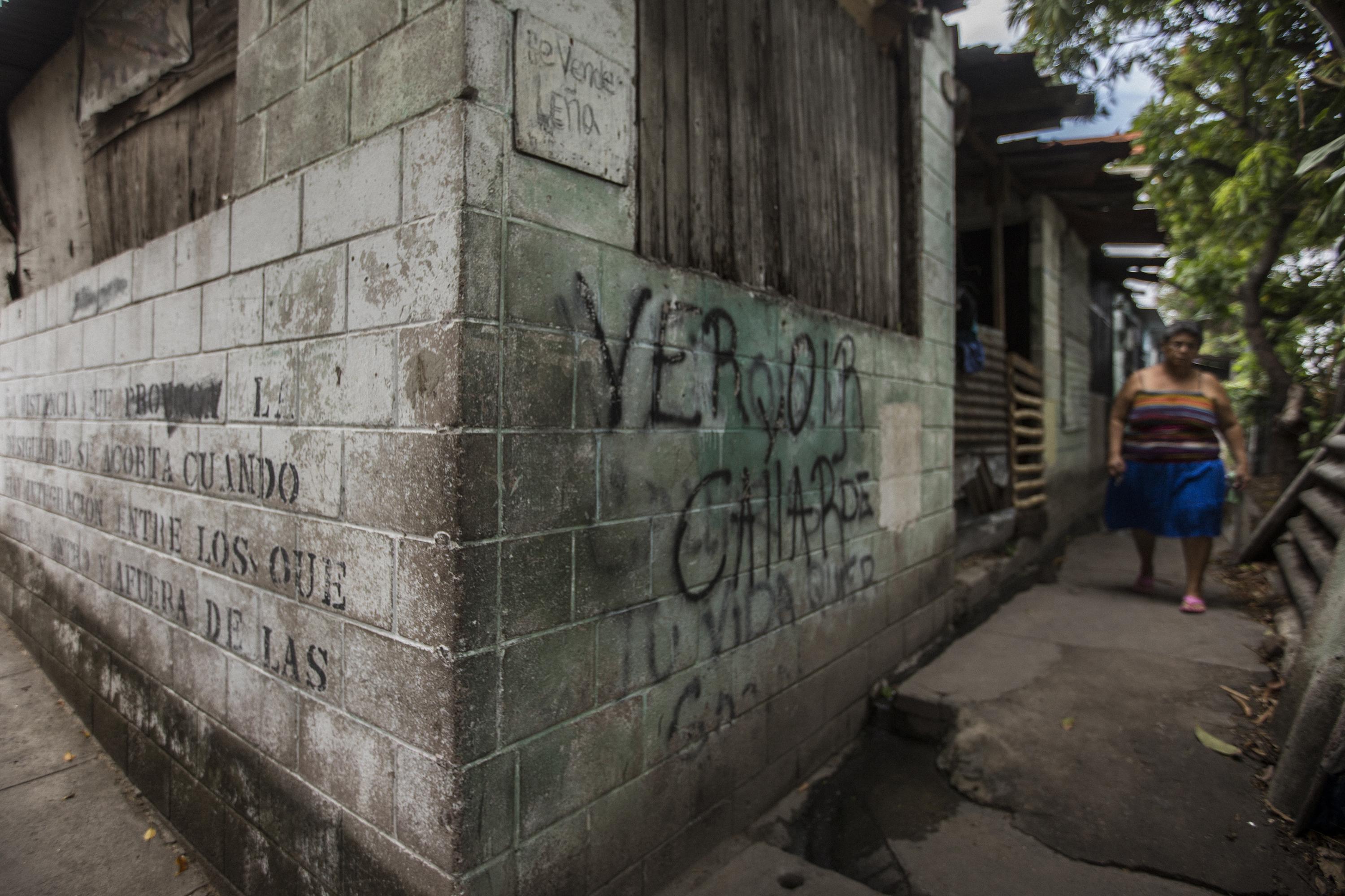 Al interiror del Reparto La Campanera quedan algunos registros del control que ejercía el Barrio 18. Ahora son callejones solitarios custodiados desde hace un año por un grupo de militares. Foto de El Faro: Víctor Peña.