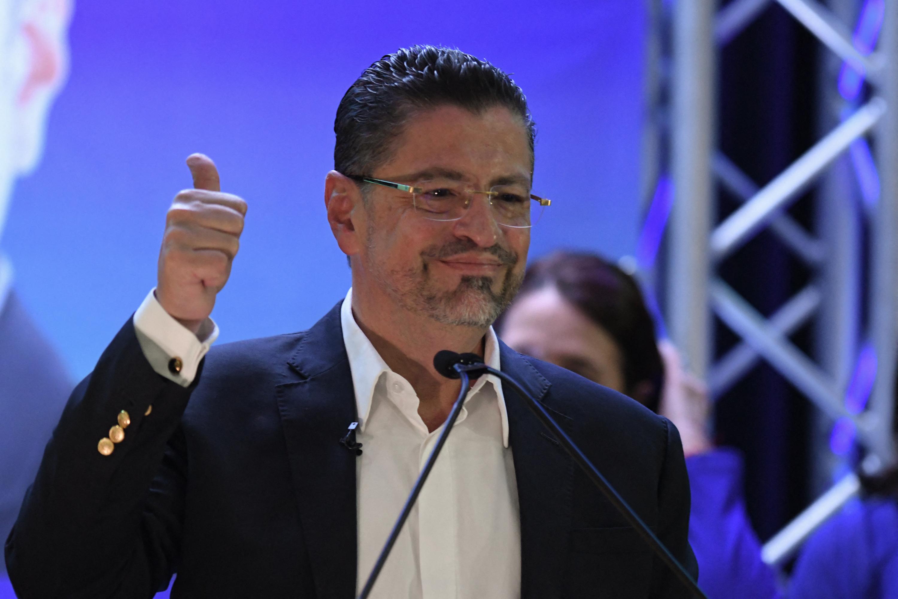 Costa Rican presidential candidate Rodrigo Chaves of the Social Democratic Progress party celebrates at his campaign headquarters after the polls closed in San Jose, Costa Rica, Apr. 3, 2022. Photo: Ezequiel Becerra/AFP