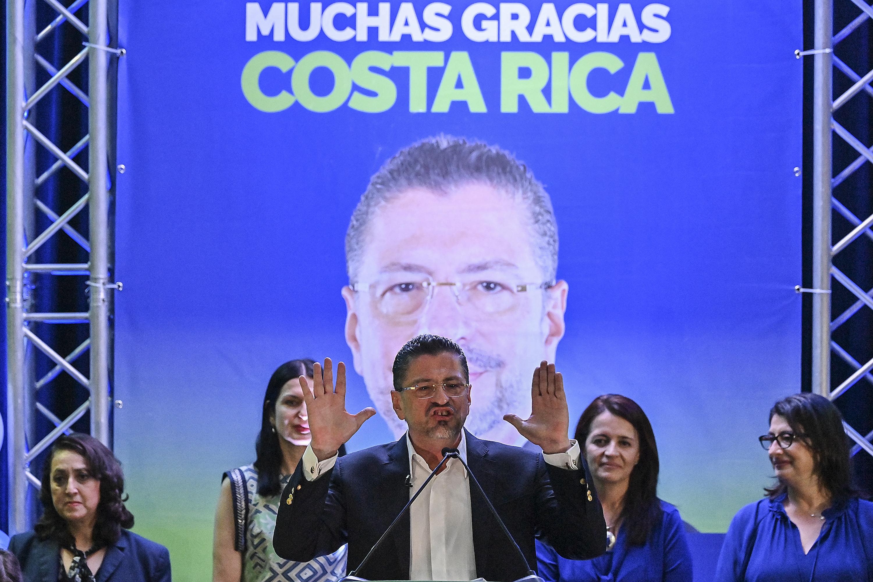 Candidato presidencial Rodrigo Chaves habla en la sede oficial de su partido luego de que cerraran los centros de votación, el domingo 3 de abril 2022. Su oponente, José María Figueres aceptó su derrota ese mismo día. Foto: Luis Acosta / AFP.