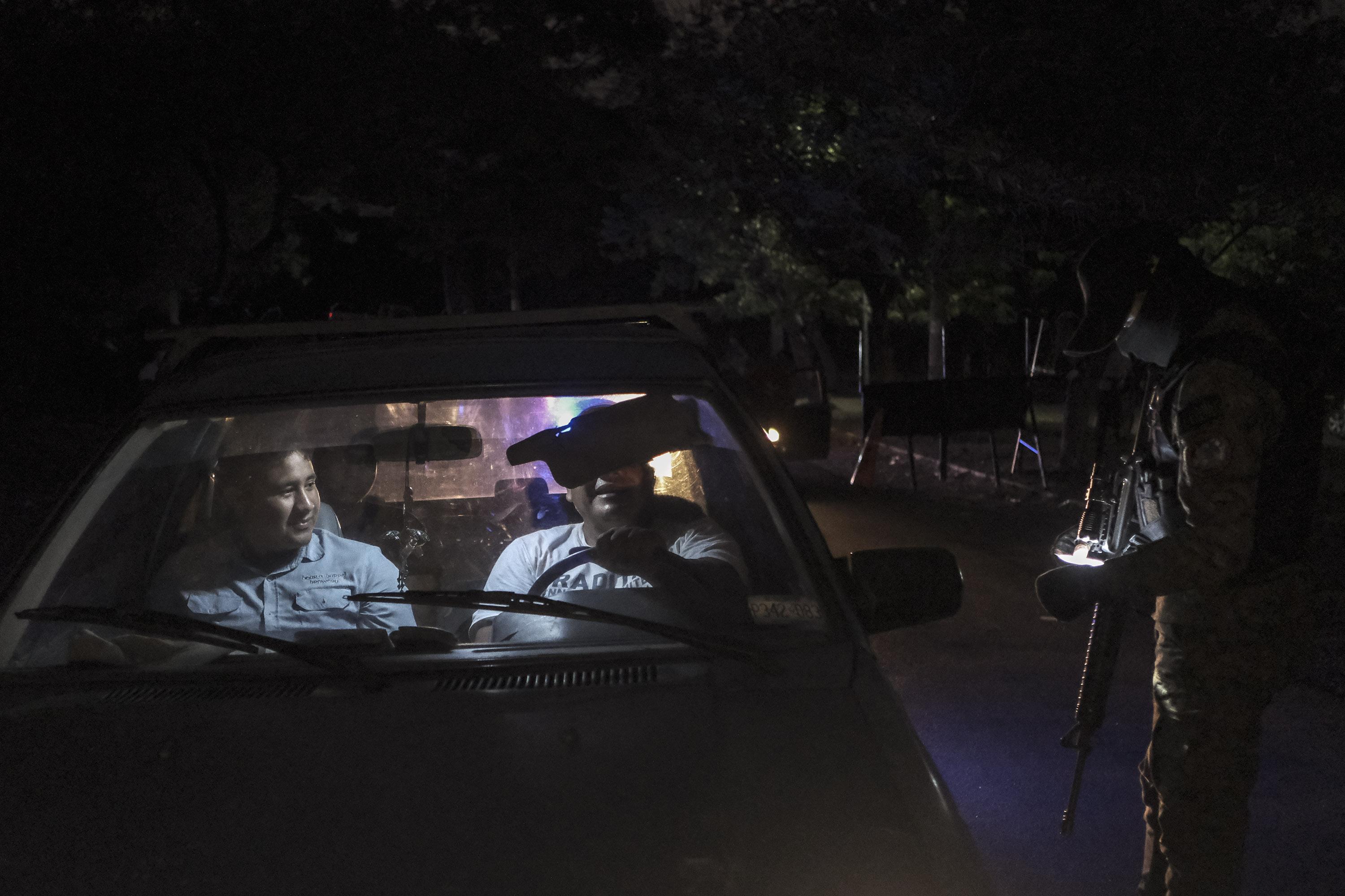 Desde el día que la Asamblea Legislativa aprobó el estado de excepción, los residentes del Distrito Italia, en el municipio de Tonacatepeque, tienen que pasar por el dispositivo de seguridad montado por la Fuerza Armada en la entrada principal de la colonia.  Foto de El Faro: Carlos Barrera. 