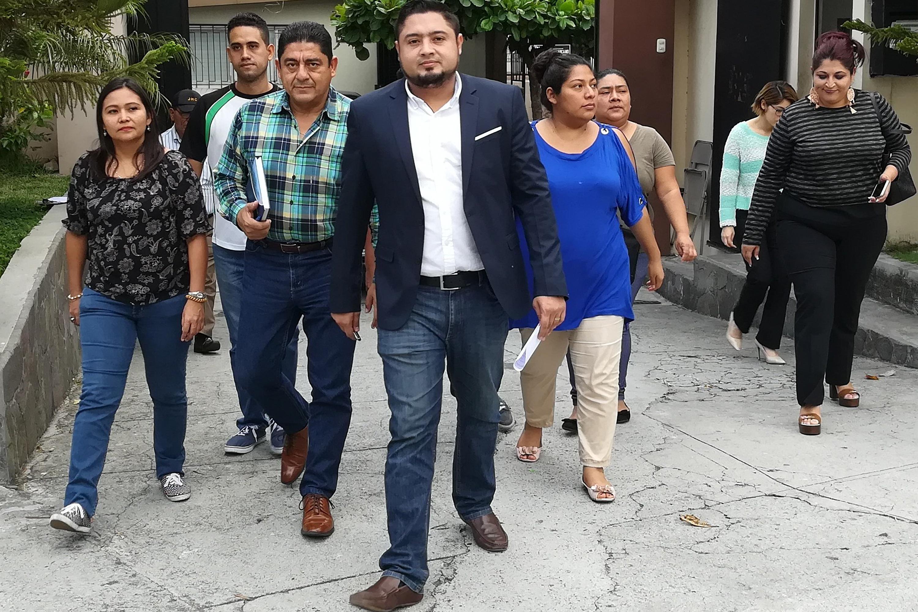 Fotografía que Osiris Luna publicó en su cuenta de Twitter el 15 de junio de 2018, cuando llegó al arzobispado de San Salvador a firmar un compromiso para no privatizar el agua. Lo acompaña Wilfredo Ostorga Hernández, un militante de GANA que cobró ilegalmente $23,340.04 de la Tienda Institucional. Foto de El Faro: Archivo.