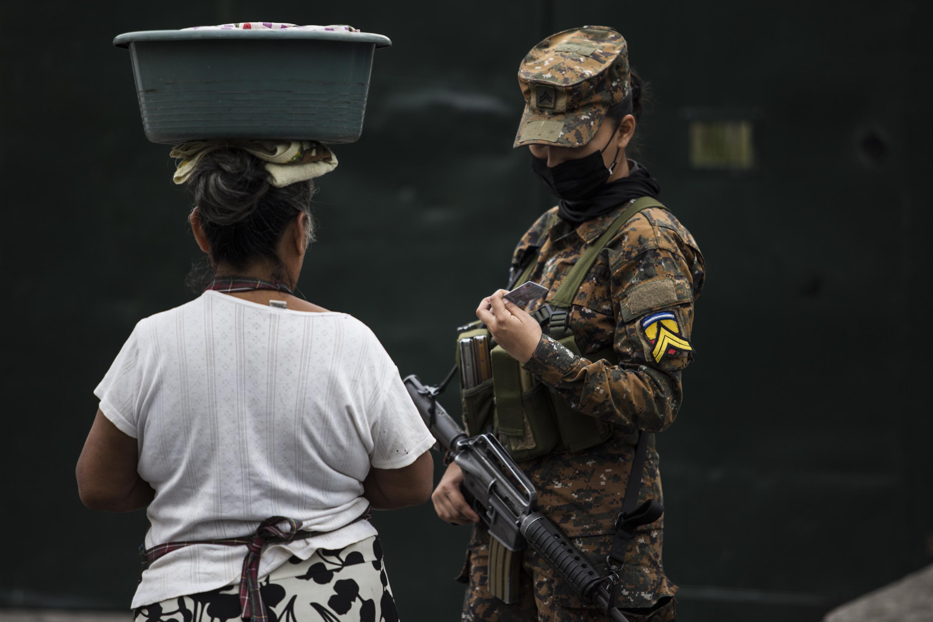 En la comunidad San José del Pino, de Santa Tecla, cualquiera es sospechosos frente a las barricadas que han colocado los militares que custodian las tres entradas. 