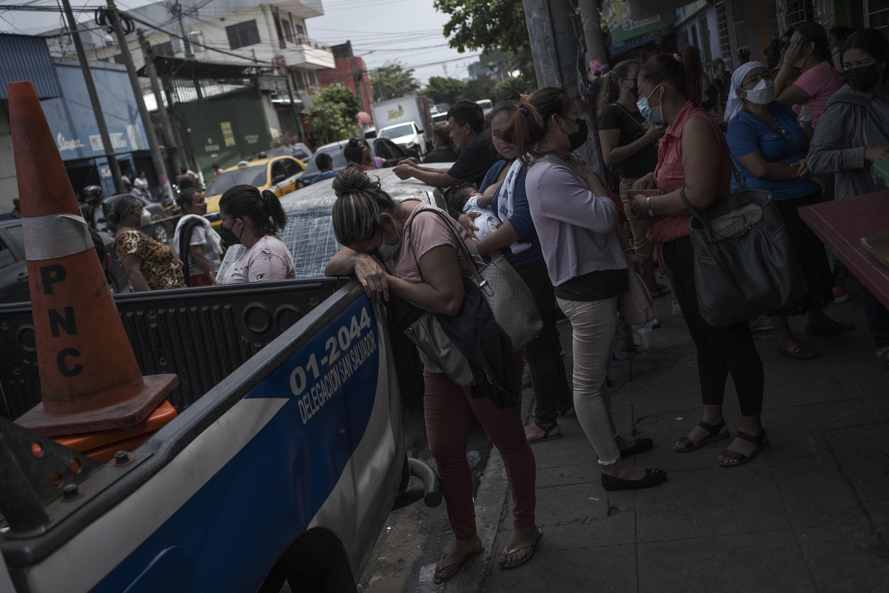 En gran parte de los casos, son mujeres las que llegan en busca de su familiar detenido por la PNC. Llegan desde temprano para entregar desayunos y pasan el resto del día porque deben dejar el almuerzo y cena. Cada día que pasa se acercan con la esperanza de que su familiar sea liberado pasadas las 72 horas que regularmente son permitidas para la detención provisional. Su desconsuelo se hace evidente al enterarse de que el régimen permite hasta 15 días de detención provisional, y también cuando ven salir un autobús hacia el penal de Izalco Fase 1. Foto de El Faro: Carlos Barrera.