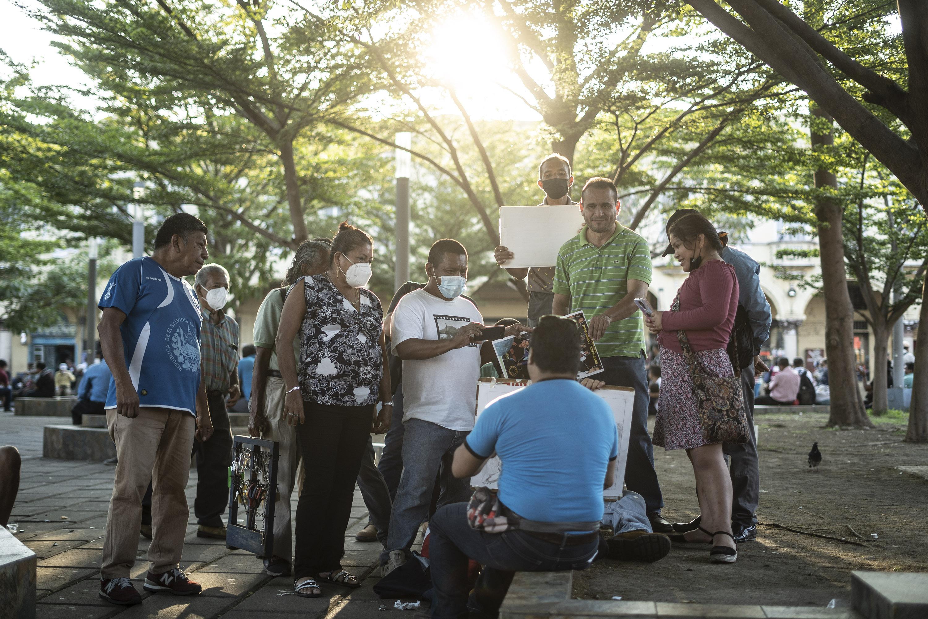 En muchas áreas de San Salvador, el Régimen de Excepción es imperceptible. El Centro Histórico está militarizado desde hace al menos dos años. Ante el régimen, solo se aumentó la presencia militar. Decenas de personas llegan cada día para convivir en sus parques. Foto de El Faro: Carlos Barrera.