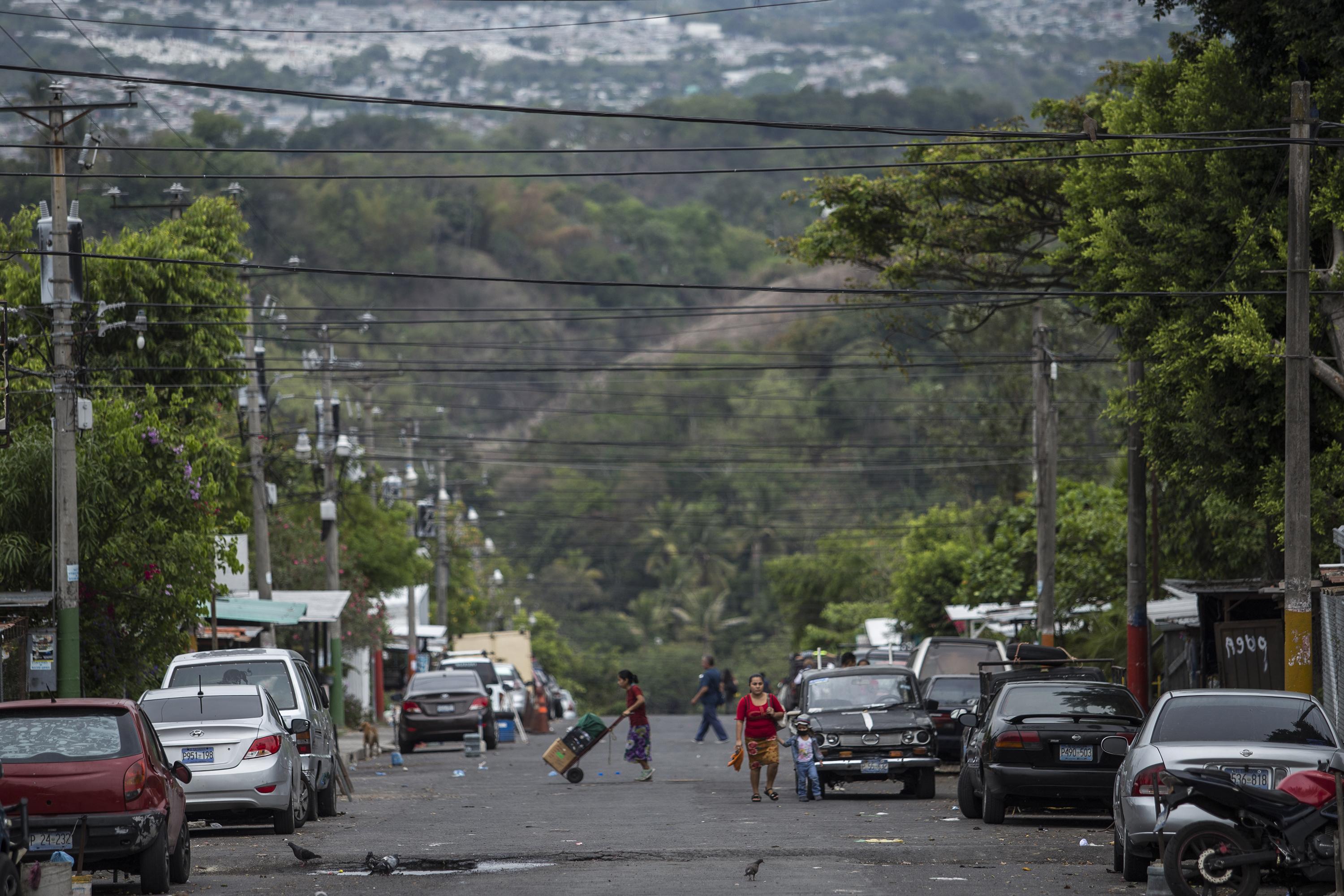 El Reparto La Campanera en Soyapango ha sido por años un territorio con marcada presencia pandillera. Desde hace un año, hay un retén de la Fuerza Armada en la entrada principal, y algunos habitantes hablan sobre una reducción notable de la violencia. Desde el 26 de marzo, el día más violento de lo que va del siglo, las autoridades agudizaron el control en la calle principal y los alrededores. Foto de El Faro: Víctor Peña.