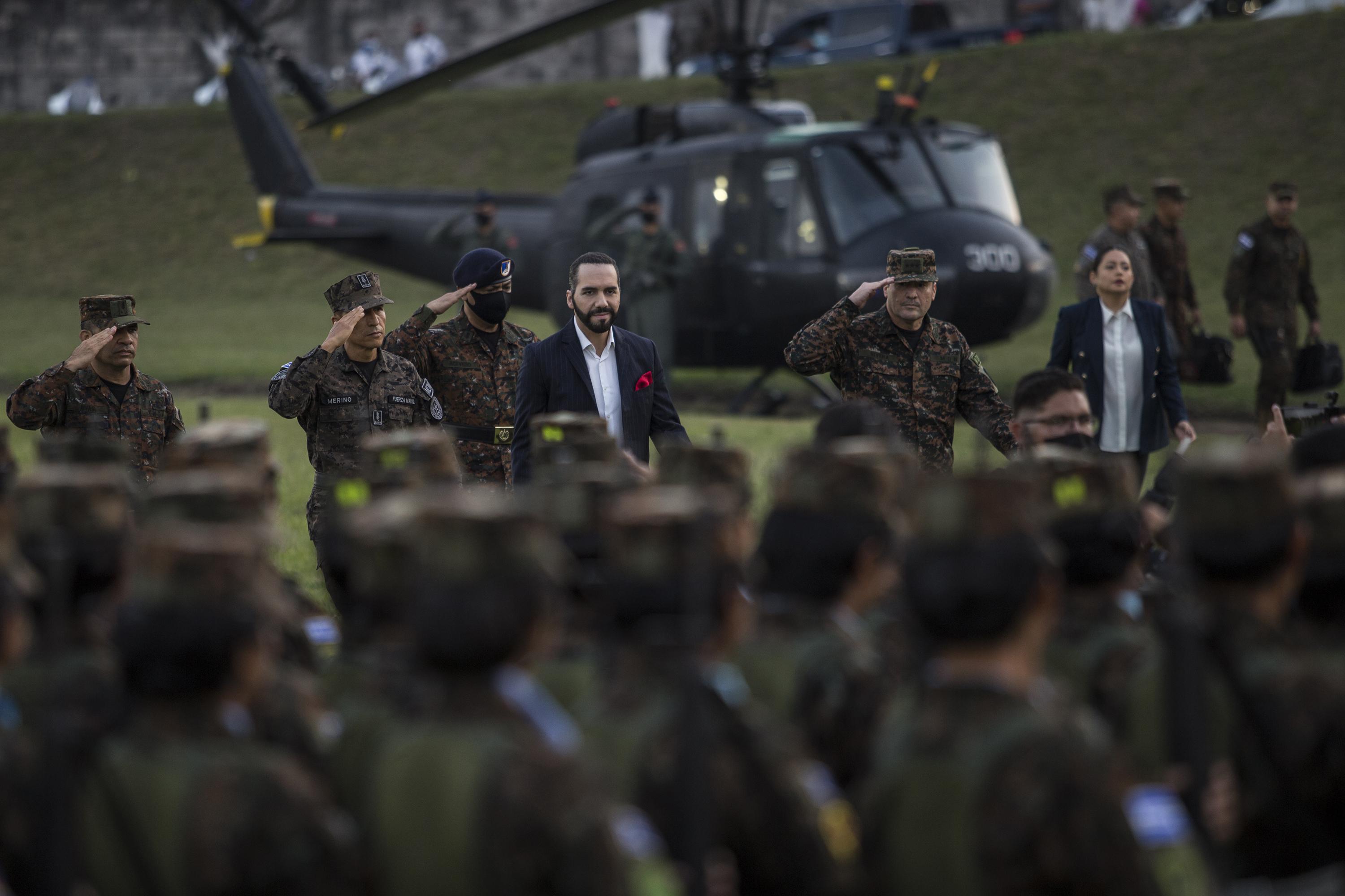 El lunes 4 de abril, en medio del Régimen de Excepción, el presidente Bukele, junto al ministro de Defensa, juramentó a 1,450 nuevos miembros de la Fuerza Armada, en la cancha de fútbol de la Escuela Militar, en Antiguo Cuscatlán, La Libertad. En esa misma actividad, Bukele acusó a las ONGs de no velar por los derechos humanos, y también acusó a la comunidad internacional, sin brindar ninguna prueba, de lucrarse del baño de sangre que provocan las pandillas en El Salvador. Foto de El Faro: Víctor Peña.