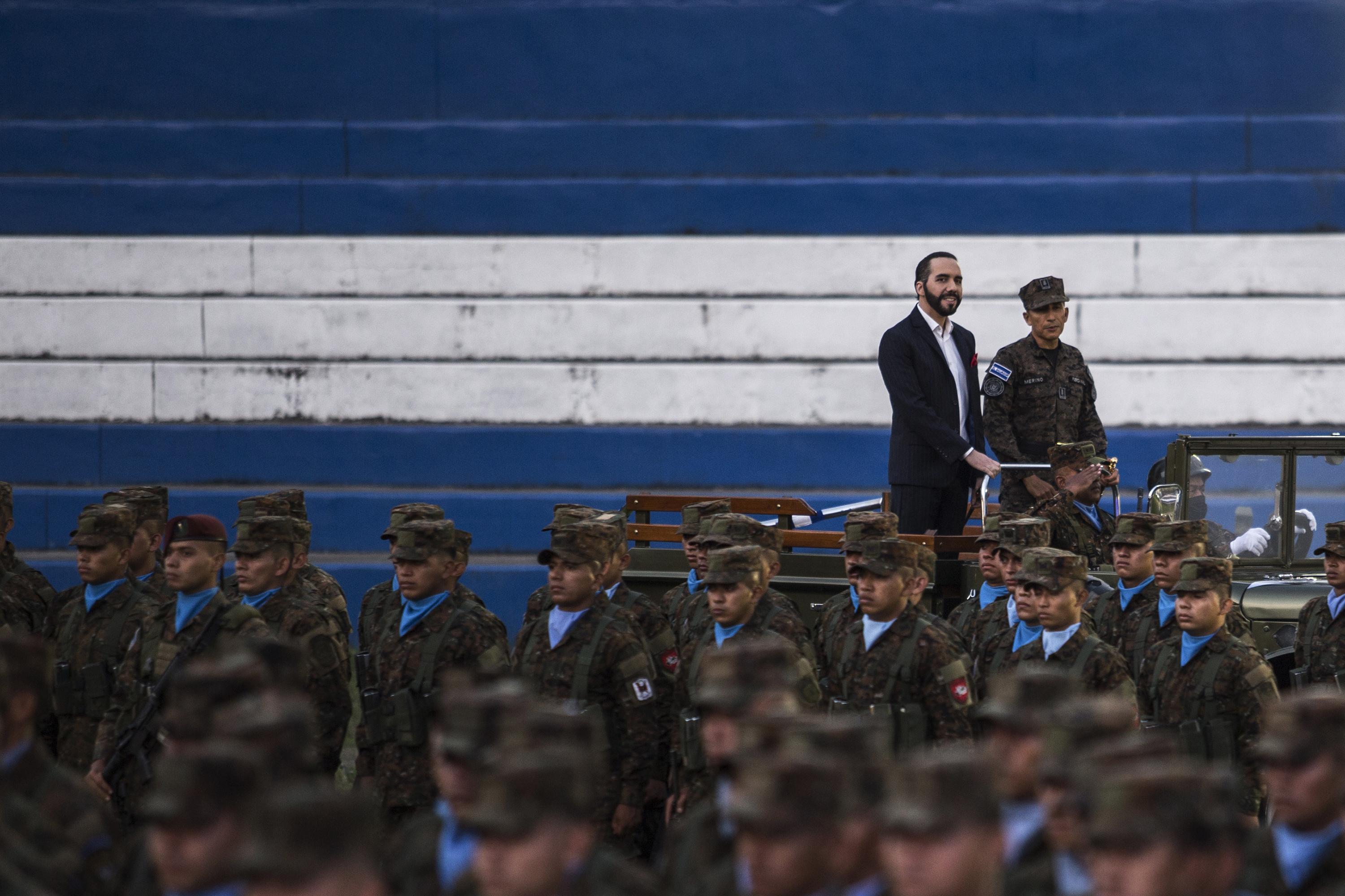 El lunes 4 de abril, en medio del Régimen de Excepción, el presidente Bukele, junto al ministro de Defensa, juramentó a 1,450 nuevos miembros de la Fuerza Armada, en la cancha de fútbol de la Escuela Militar, en Antiguo Cuscatlán, La Libertad. En esa misma actividad, Bukele acusó a las ONGs de no velar por los derechos humanos, sino estar en contra de ellos, y también acusó a la comunidad internacional de lucrarse del baño de sangre que provocan las pandillas en El Salvador. Foto de El Faro: Víctor Peña.