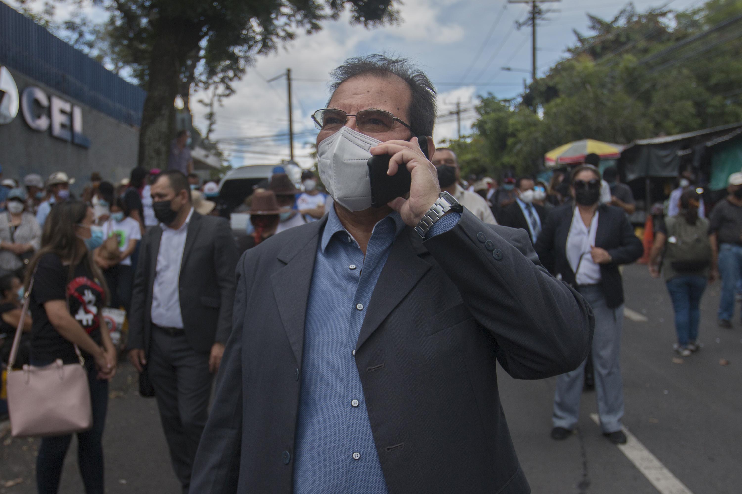 Jorge Guzmán, juez del caso El Mozote y lugares aledaños, durante la marcha del 7 de septiembre de 2021, cuando los jueces salieron a las calles a protestar contra una reforma que separa del cargo a los mayores de 60 años. Foto de El Faro: Víctor Peña. 