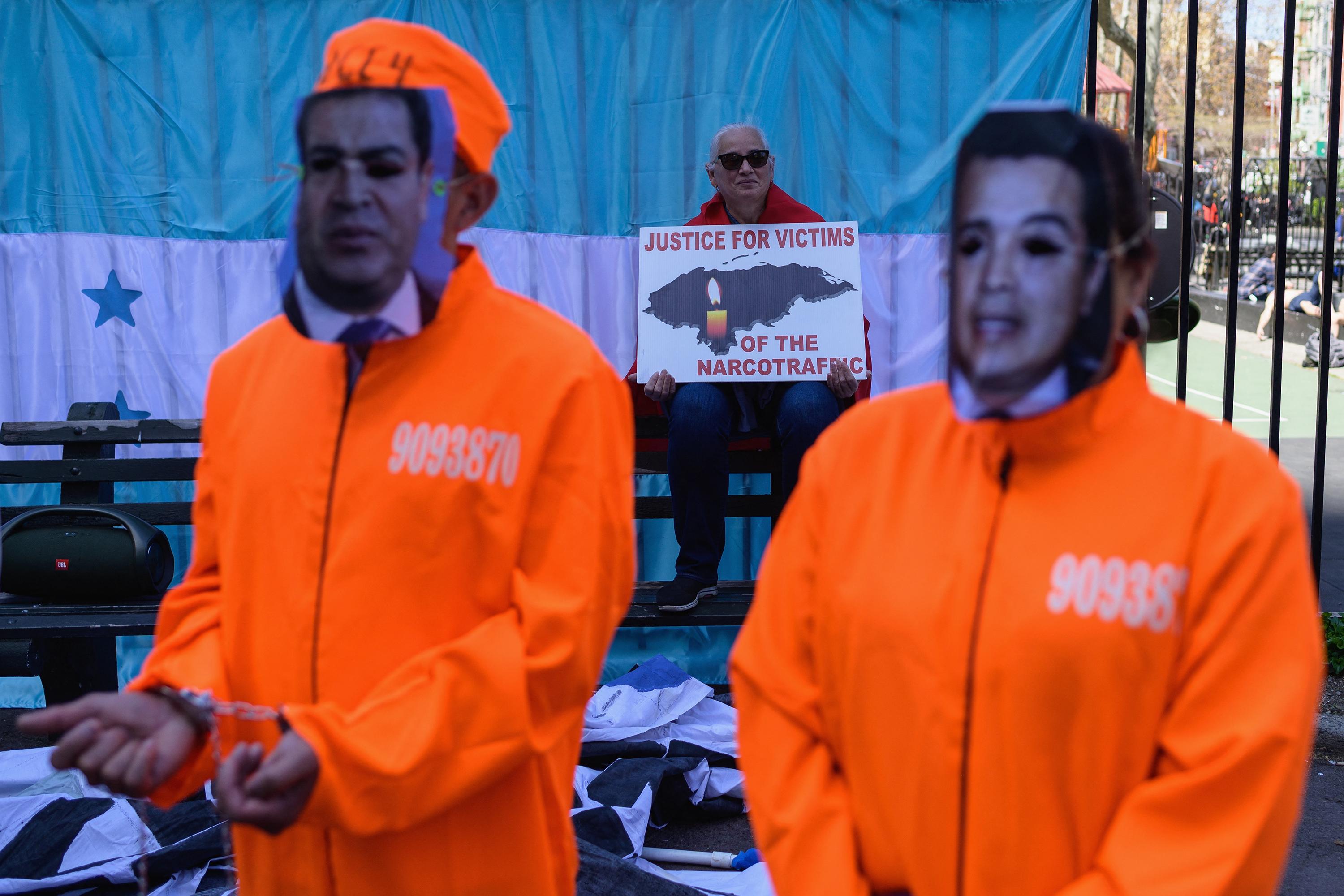 Los opositores hondureños al expresidente Juan Orlando Hernández protestan frente a la corte federal en Manhattan el 22 de abril de 2022 en Nueva York. - El expresidente hondureño Juan Orlando Hernández hizo su primera aparición ante un juez estadounidense el viernes luego de su extradición a Estados Unidos para enfrentar cargos de narcotráfico. Foto de eL fARO: Ángela Weiss/ AFP.