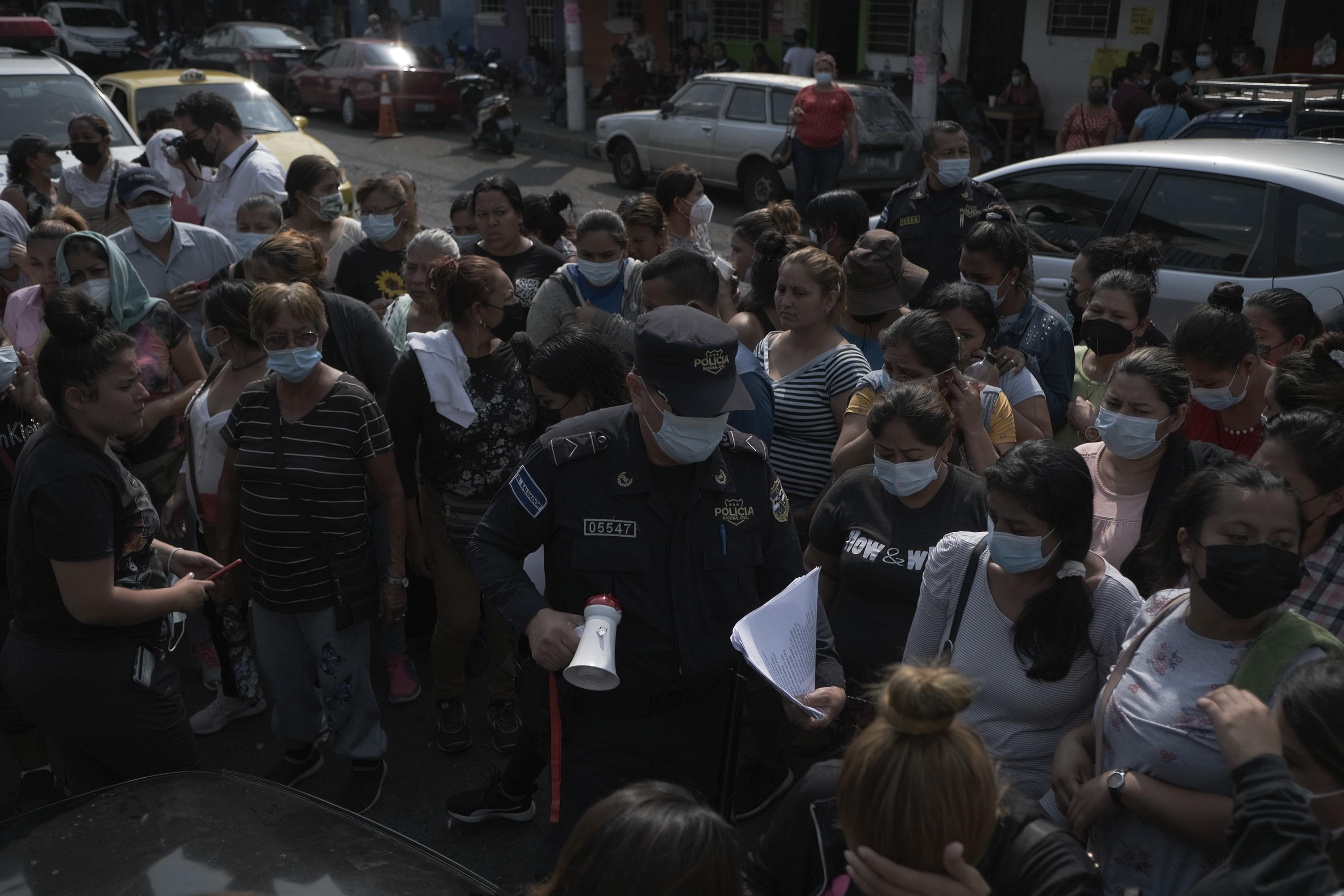 At the onset of the state of exception, those looking to find and feed their detained loved ones crowded around the San Salvador police holding facility El Penalito. Photo: Carlos Barrera / El Faro