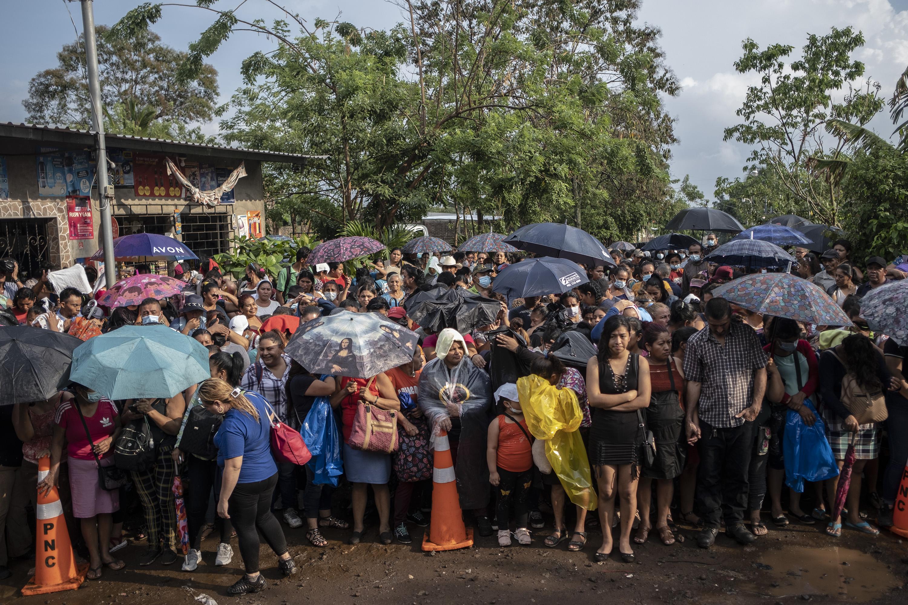 Decenas de personas llegan todos los días a las cercanías del penal de Izalco para intentar tener información de sus familiares detenidos durante el Régimen de Excepción. La mayoría de las personas que esperan durante horas, bajo del sol y lluvia, son mujeres que buscan a sus hijos, esposos, padres, nietos, hermanos. Foto de El Faro: Carlos Barrera.