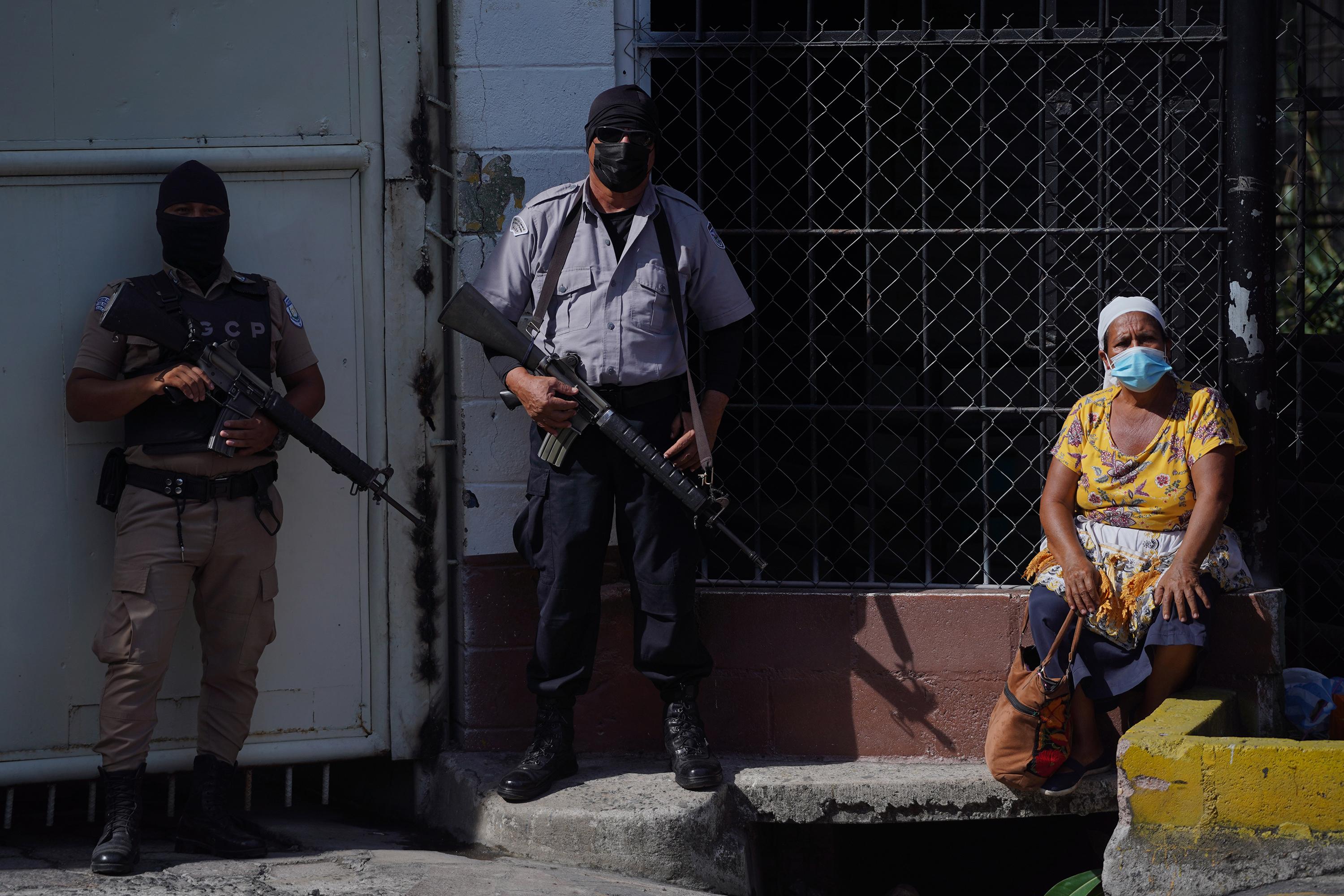 Ella prefiere no identificarse, como lo hacen otras muchas mujeres frente al penal La Esperanza, en Mariona. Tiene 59 años y es vendedora de calzado en los pueblos cercanos a Puerto El Triunfo, en el departamento de Usulután. El 11 de abril capturaron a Óscar Armando Lozano, su hijo de 33 años, cuando regresaba de cobrar su pago por una semana de trabajo en la hacienda El Tercio. Desde entonces, ella hace guardia frente al portón de la cárcel para tener información de su hijo. Foto de El Faro: Víctor Peña. 