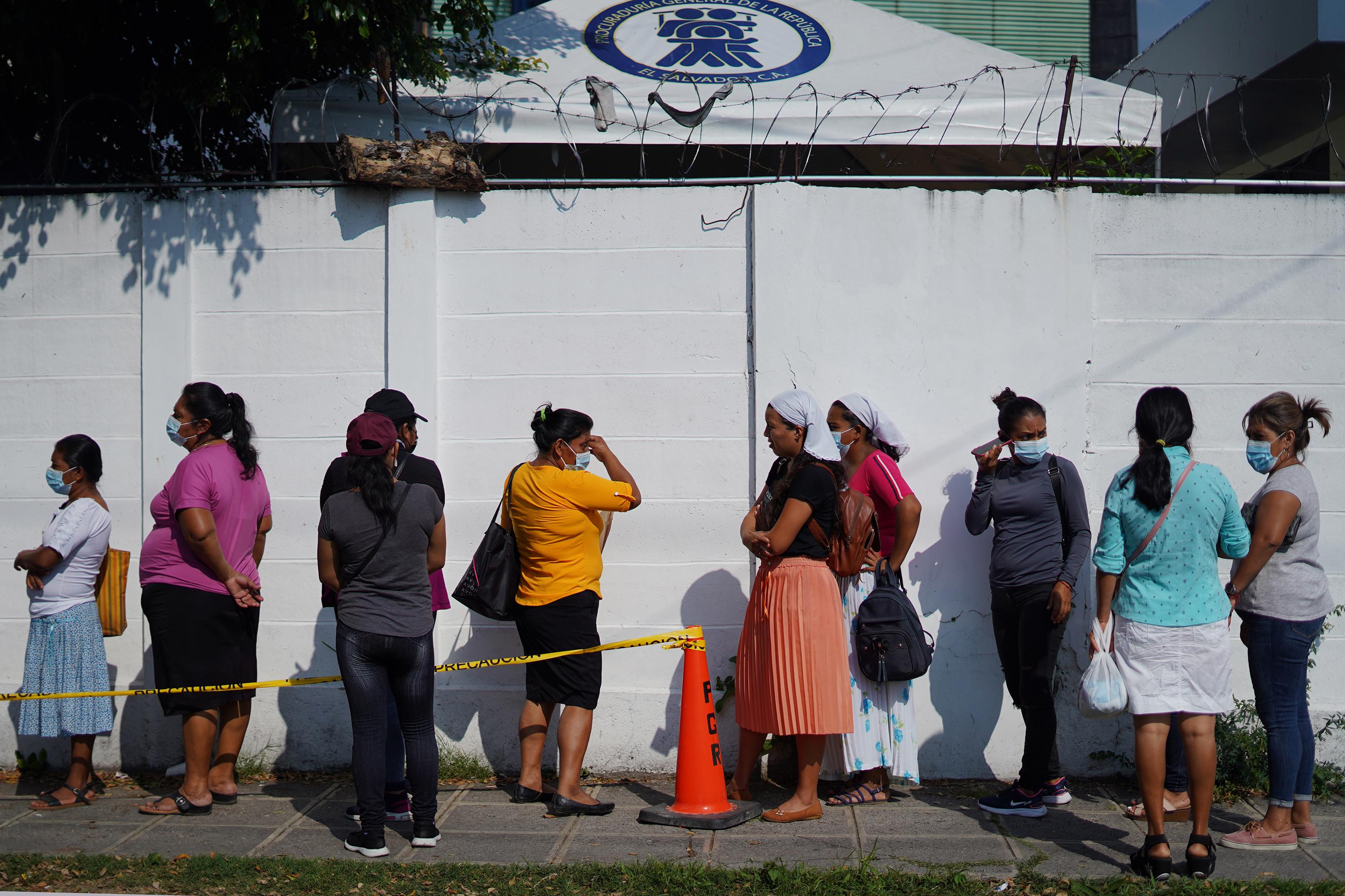 Cada mañana, decenas de mujeres llegan a las oficinas de la Procuraduría General de la República a buscar información de los procesos de sus familiares detenidos, y también para conseguir el apoyo de un abogado público que defienda su caso. La mayoría tomó el primer transporte público y llegó desde muy temprano en la mañana. En ese grupo de nueve mujeres hay quienes viajaron desde Cojutepeque, San Vicente, Ilobasco y Usulután. Foto de El Faro: Víctor Peña. 