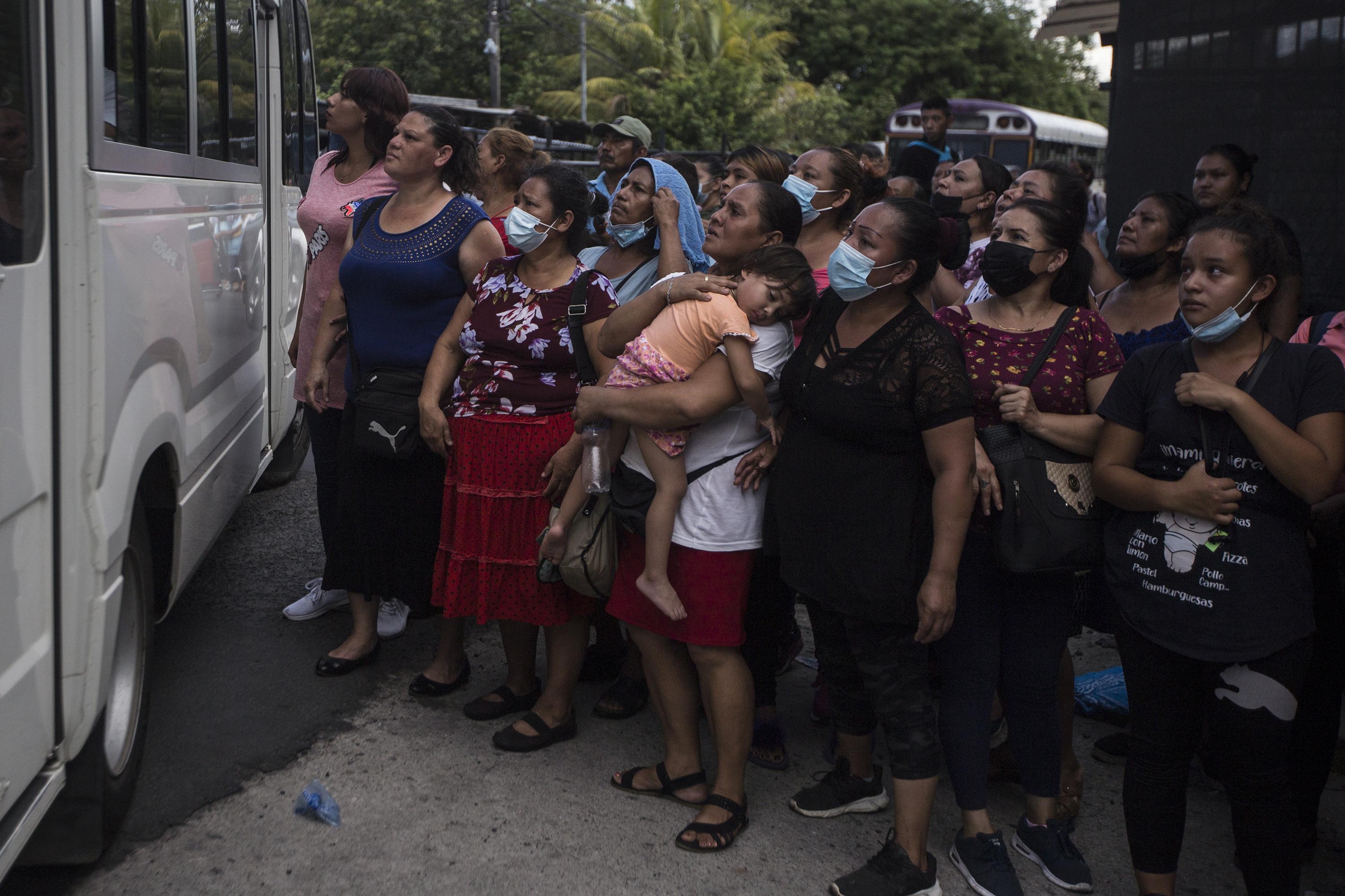 Entre este grupo de mujeres estaba Roxana Peña. Buscaba a su hijo e intentó ubicarlo en un microbús que trasladaba a unos internos desde el penal de Mariona hacia su audiencia en el Centro Judicial Isidro Menéndez, en San Salvador. Roxana es empleada de un comedor en la colonia Santa Lucía de Ilopango. Dejó su trabajo de lado para hacer todos los trámites que el abogado ha pedido. Roxana ha gastado más de $300 en documentos, y la primera parte del pago del defensor de su hijo, del que no da nombre porque tiene miedo de que las autoridades arremetan contra él.  Foto de El Faro: Víctor Peña. 