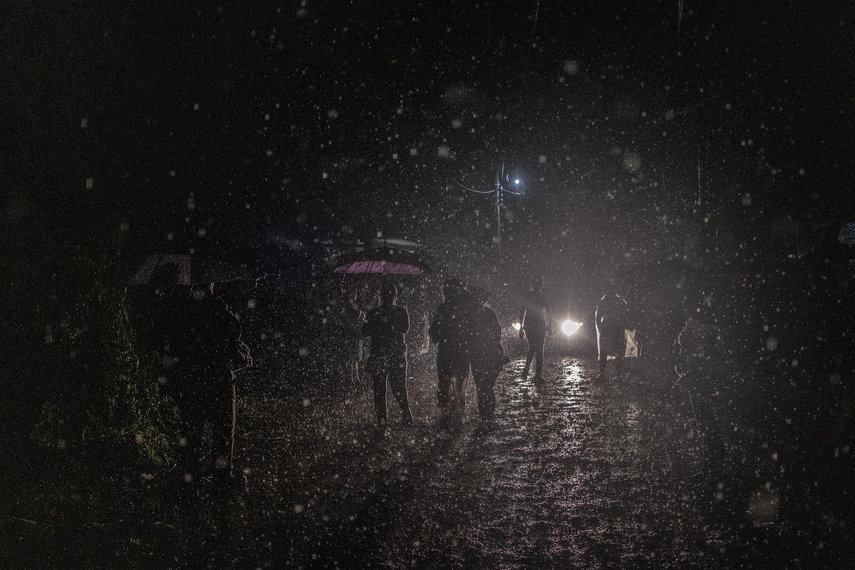 Según datos del Ministerio de Medio Ambiente, durante la noche del 27 de abril en la zona occidental llovió como en ningún otra zona del país. Izalco fue uno de los lugares que registró la mayor cantidad de lluvia acumulada. Allí, decenas de mujeres acompañadas de niños, algunas embarazadas, esperaron bajó el sol  y la lluvia nocturna  a que uno de sus familiares fuera liberado. Algunas de las mujeres llegaron desde San Miguel, Usulután y San Salvador, la mayoría provenientes de familias a las que se les hace imposible costear un transporte. Muchas mujeres hicieron alianzas para pagar entre diez una pieza de $30 para dormir y cubrirse de la lluvia esa noche. Foto de El Faro: Carlos Barrera