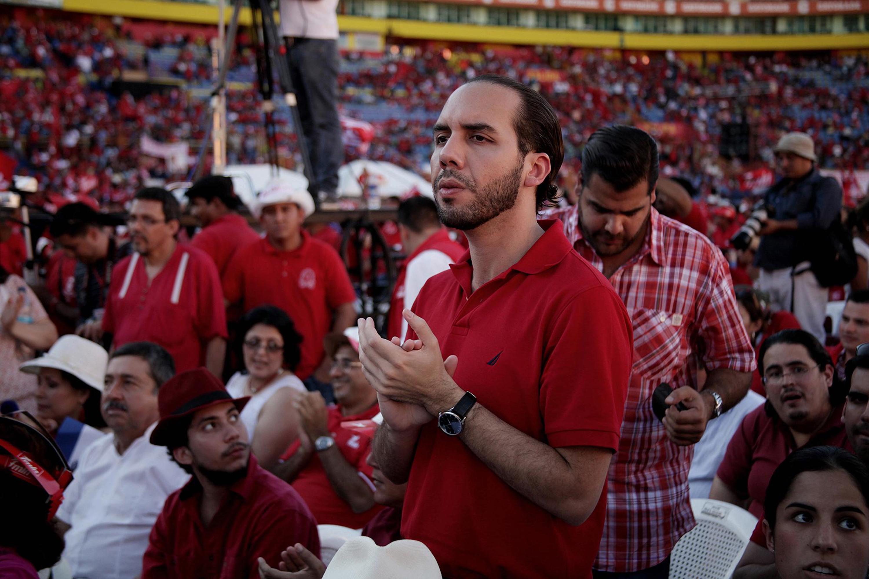 In November of 2012 Nayib Bukele attended the FMLN general assembly in San Salvador's Cuscatlán Stadium. THe congregants ratified the presidential candidacy of former guerrilla commander Salvador Sánchez Cerén, who would go on to govern from 2014 to 2019. Photo: El Faro Archive