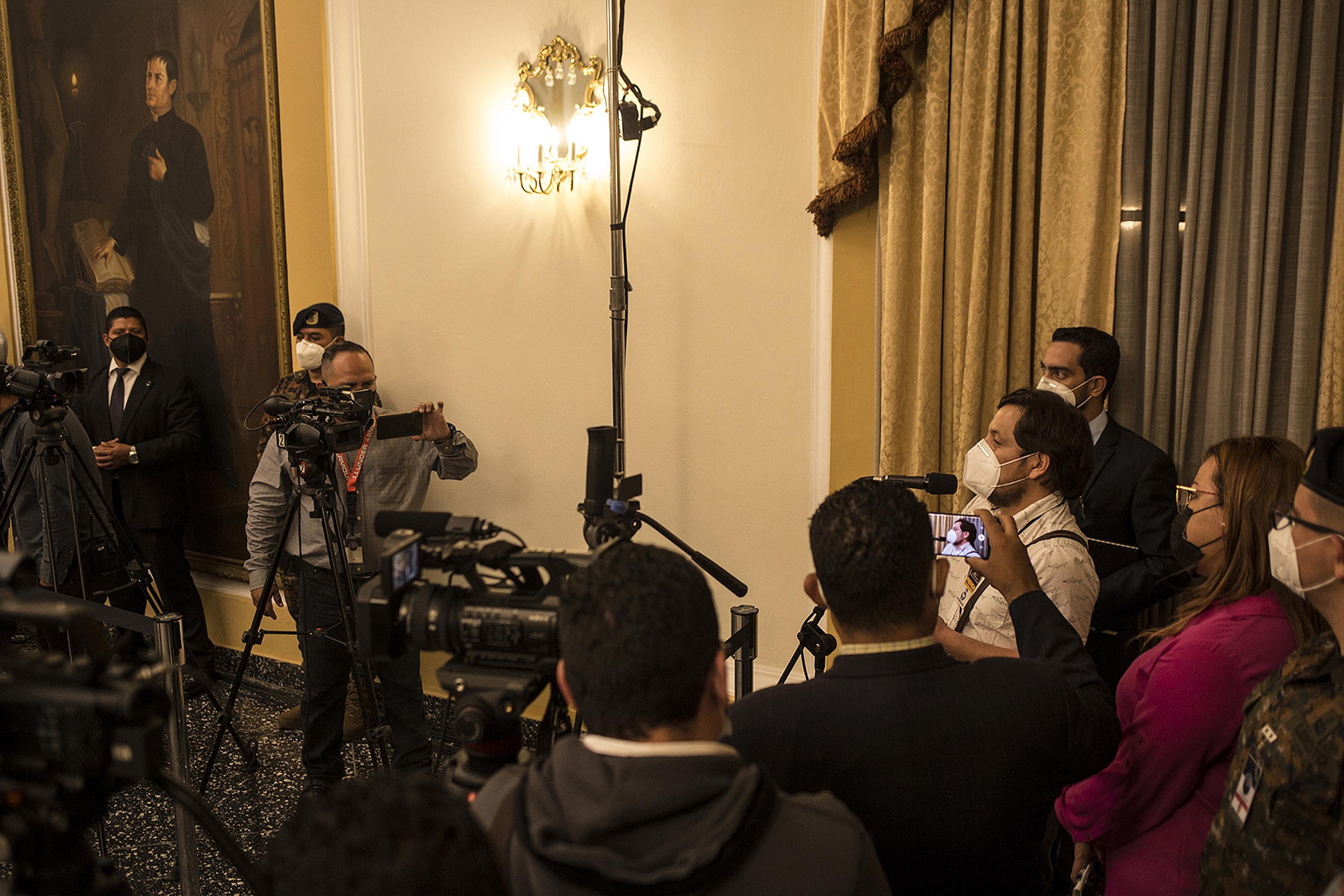 Three employees from Casa Presidencial record El Faro journalist Gabriel Labrador as he exchanges words with Nayib Bukele during a press conference on Sep. 24, 2020. Photo: Víctor Peña/El Faro