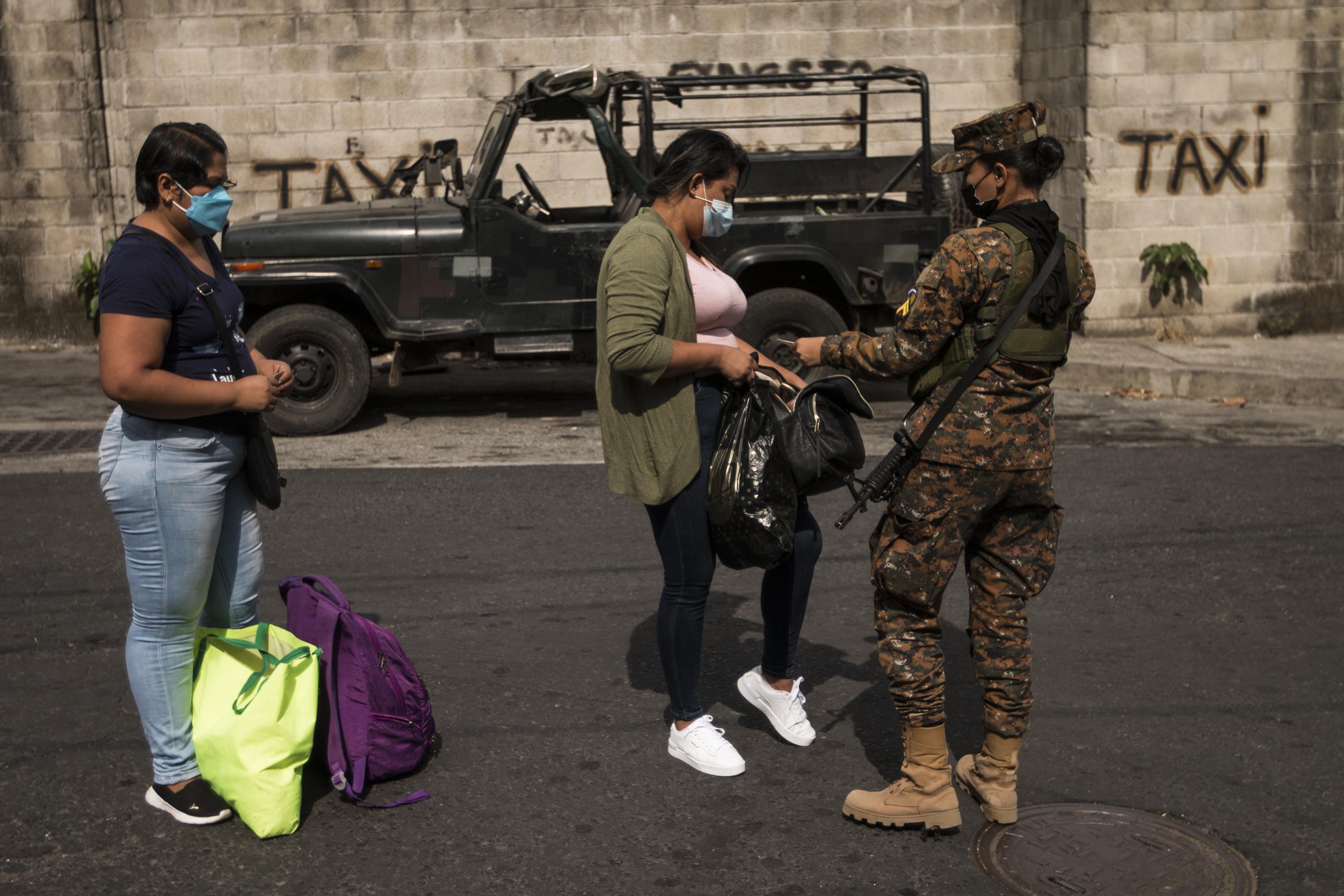 Militares revisan las pertenencias de los habitantes de la comunidad San José del Pino, del municipio de Santa Tecla, el 29 de marzo de 2022. Las medidas aplicadas durante el Régimen de Excepción son populares en la mayoría de la población, según una encuesta de Gallup. Foto de El Faro: Víctor Peña.