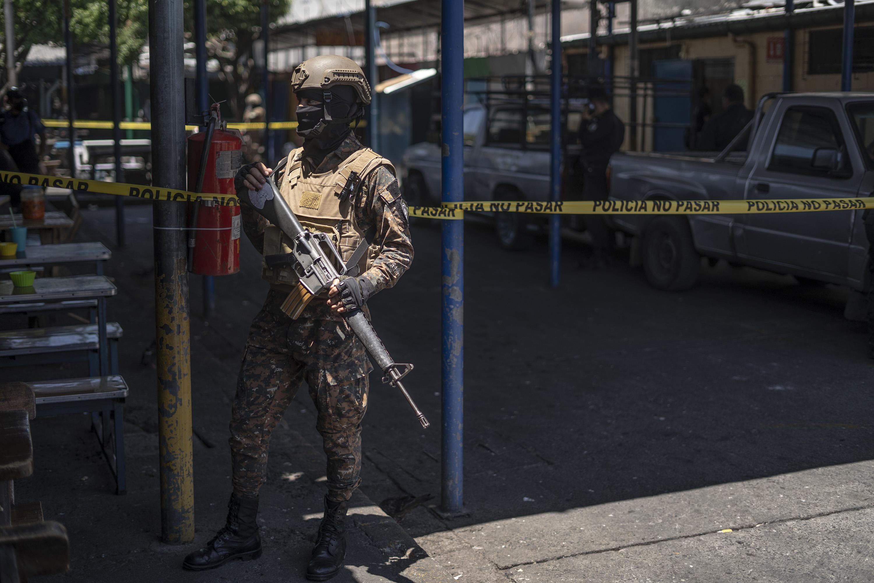 Agentes de la PNC y de la Fuerza Armada custodian una escena de homicidio ocurrido en el lugar conocido como la Ex Biblioteca, en el centro de San Salvador. Entre el 25 y 27 de marzo se registraron 87 homicidios en El Salvador, convirtiendo al día sábado 26 como el más violento del siglo 21 con 62 homicidios en 24 horas. Foto de El Faro: Carlos Barrera