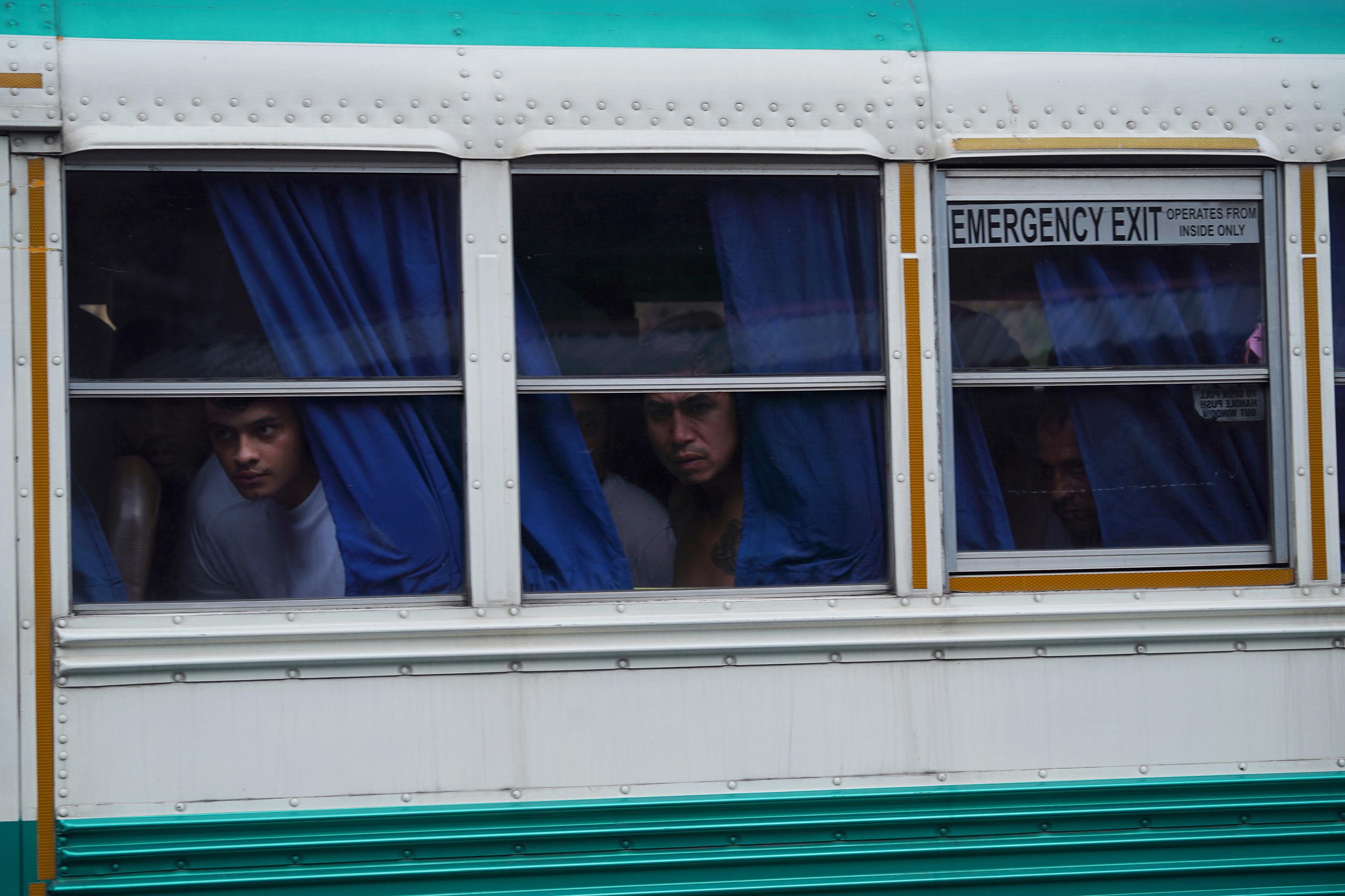 Un grupo de detenidos es trasladado hacia el Centro Penitenciario La Esperanza. El gobierno reporta más de 20 mil capturas en un mes bajo Régimen de Excepción. Foto de El Faro: Víctor Peña.