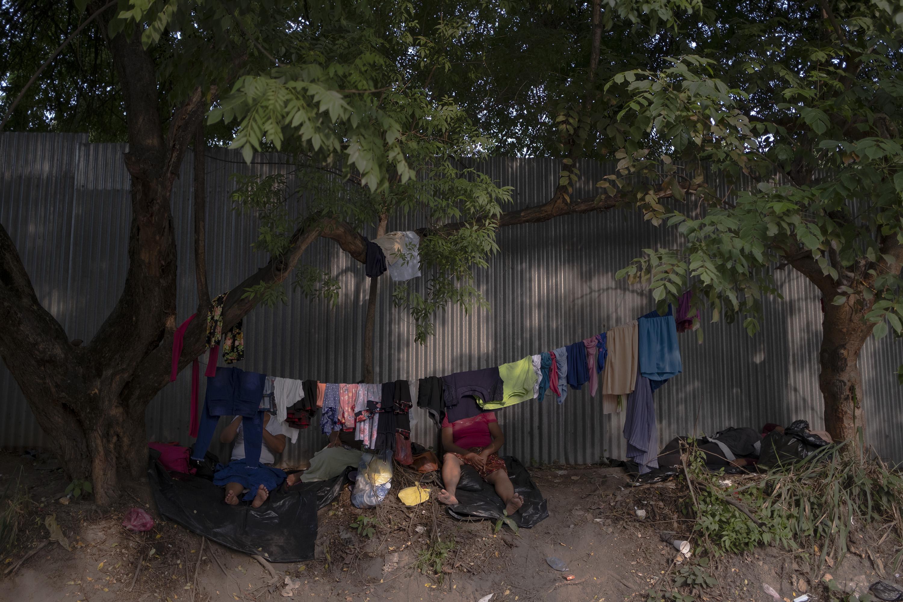 Los árboles a la orilla de Mariona han funcionado como refugio para las familias que no pueden regresar a sus casas. Se quedan debido a que algunas entregas de los pocos reos que salen en libertad se realizan por la tarde y la noche, haciéndoles imposible realizar un viaje interdepartamental en autobús.