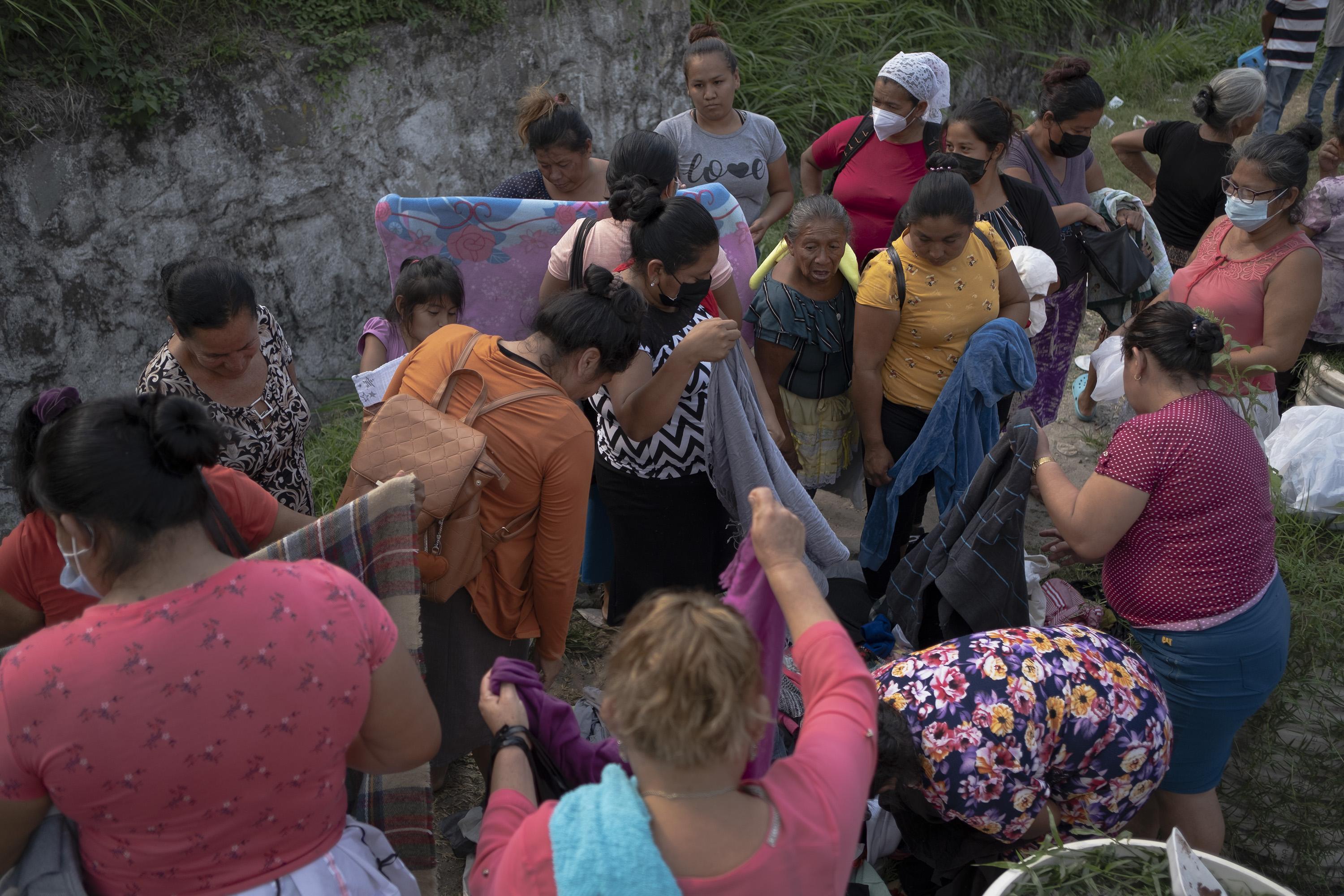 Muchas de las familias llegaron al penal de Mariona sin la idea de quedarse a dormir, por eso no tenían sábanas para sus niños ni abrigos para pasar la noche. La tarde del 19 de mayo, un grupo evangélico llegó a dejar algo de ropa para las personas que esperan. De la ropa no quedó nada, cada quien agarró lo que pudo y regresó a su refugio.