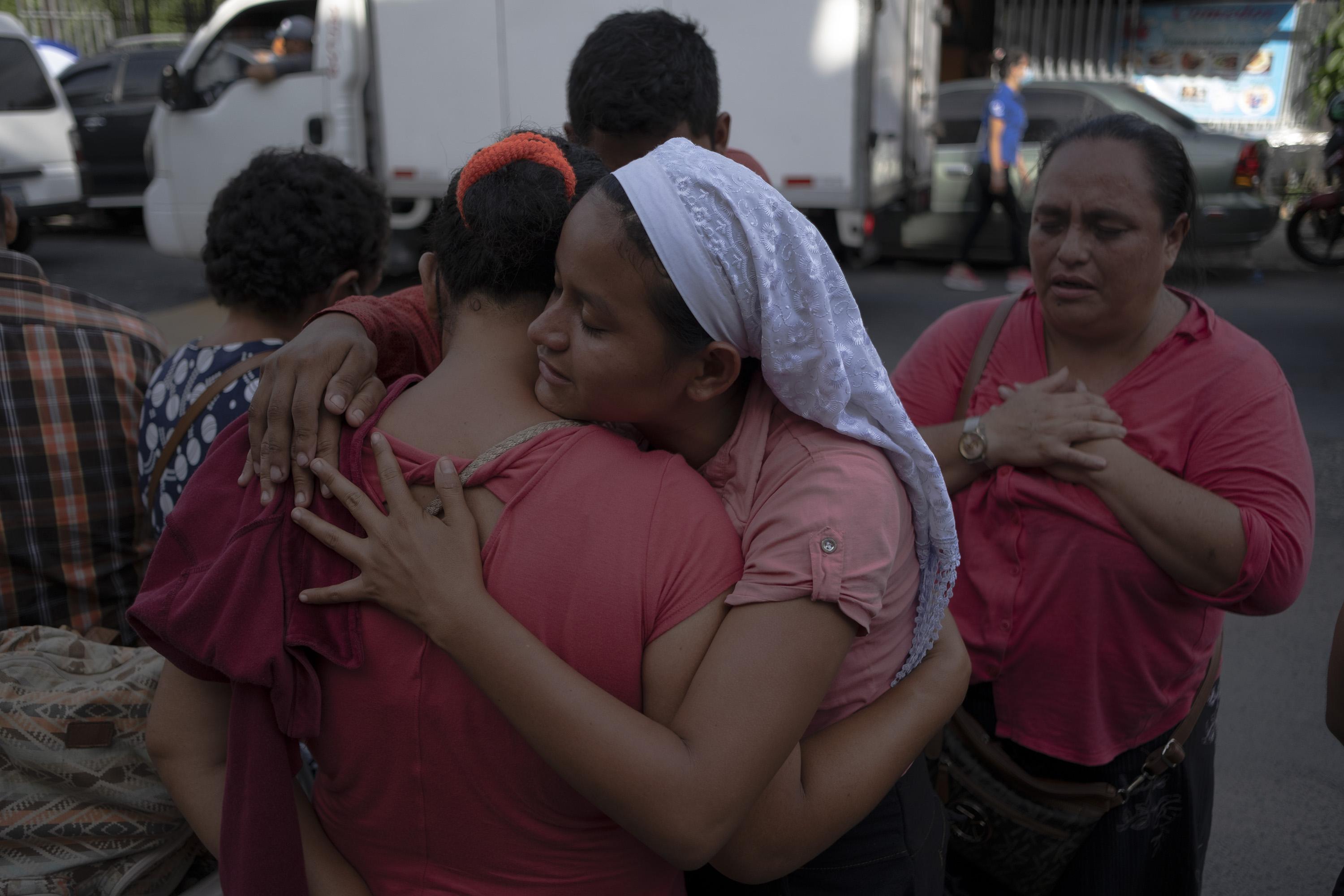 Lizbeth González, con manto en la cabeza, abrazó durante minutos a Ana Turcios, quién estaba hundida en llanto debido a la noticia de que la noche de ese día su hermano sería liberado después de casi un mes de estar detenido en Mariona, a causa del Estado de Excepción.