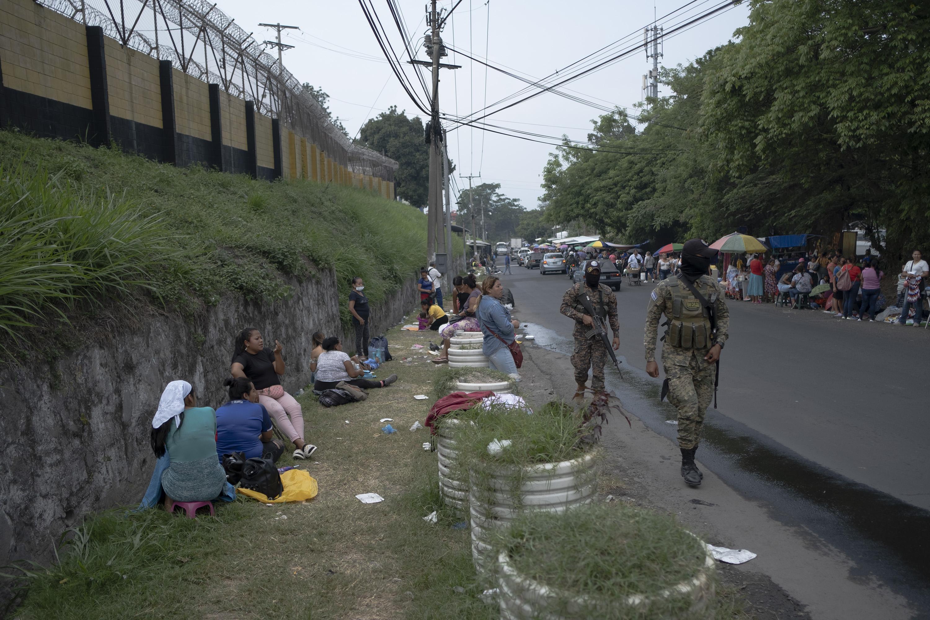 En las orillas de la calle del penal de Mariona, alguna gente se queja de los militares y la Policía. Dicen recibir amenazas si están frente a la entrada del penal, por donde liberan a las pocas personas que salen.  