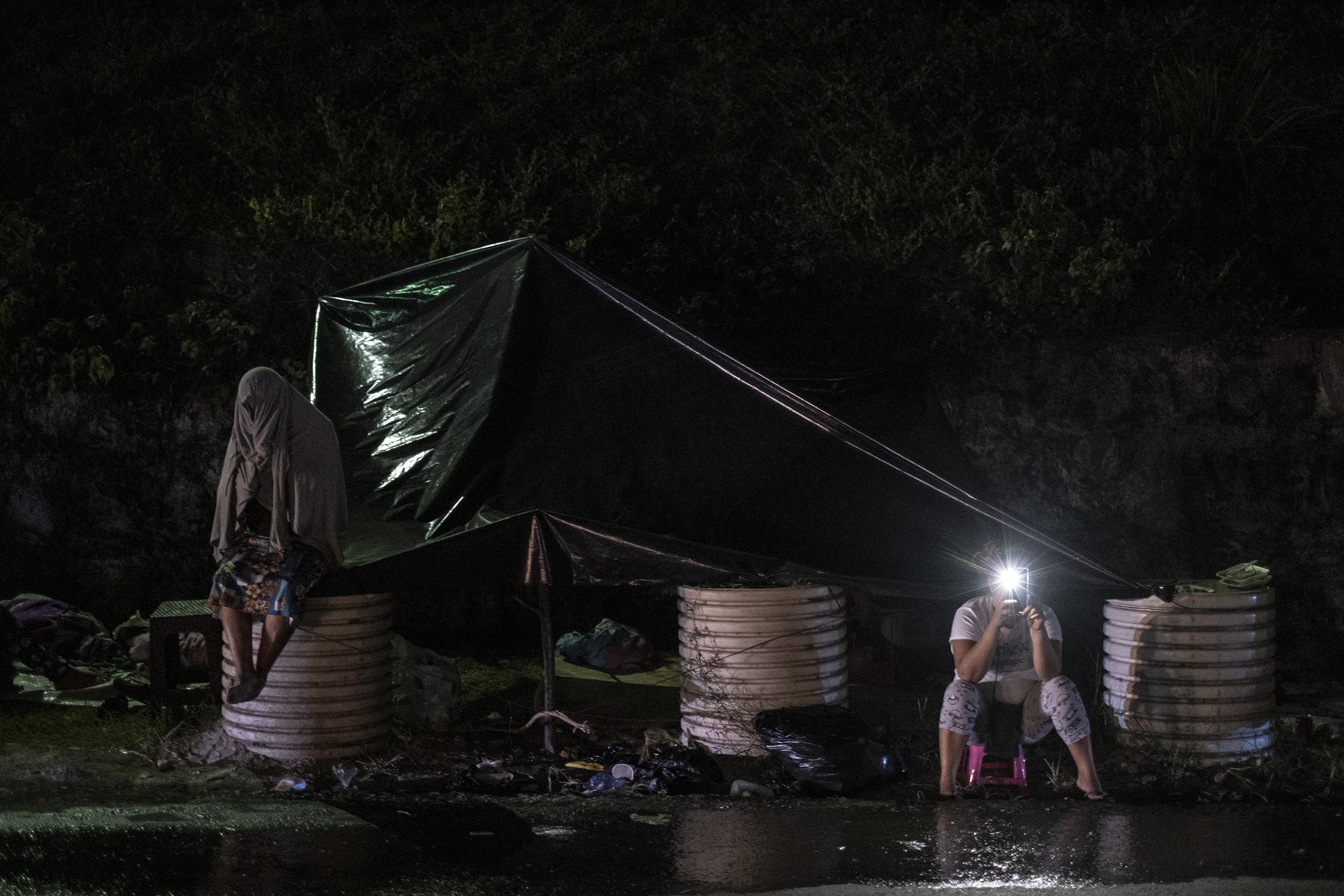 Desde hace semanas, decenas de refugios de plástico negro fueron levantados a un lado del muro perimetral del centro penal de Mariona. En ellas se refugiaban varias familias en las noches de lluvia. El miércoles 18 de mayo, mientras los familiares de los detenidos se alejaron de los refugios algunos metros para evitar los bloqueadores del penal y tener señal telefónica, los custodios de Mariona destruyeron los refugios. Dijeron que ese lugar era parte del centro penal y no podían estar allí.