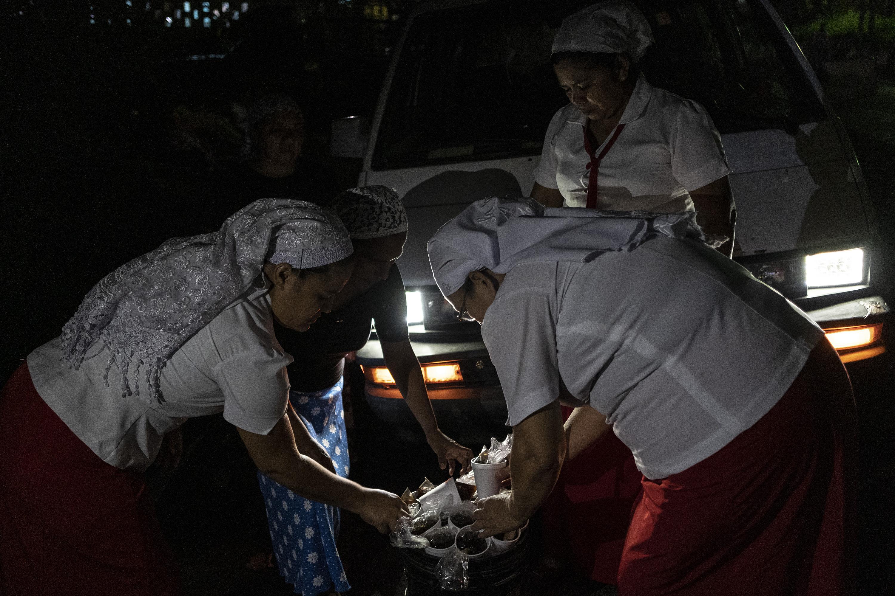 En las noches, algunas iglesias evangélicas entregan alimentos alrededor de Mariona. A pesar de que el plato de comida cuesta $1.50 en los comedores de los alrededores, para muchas personas es imposible costear los incluso dos tiempos de comida. Algunas personas no comen durante el día y esperan la llegada de los evangélicos por la noche, para ahorrar algo de dinero en comida.